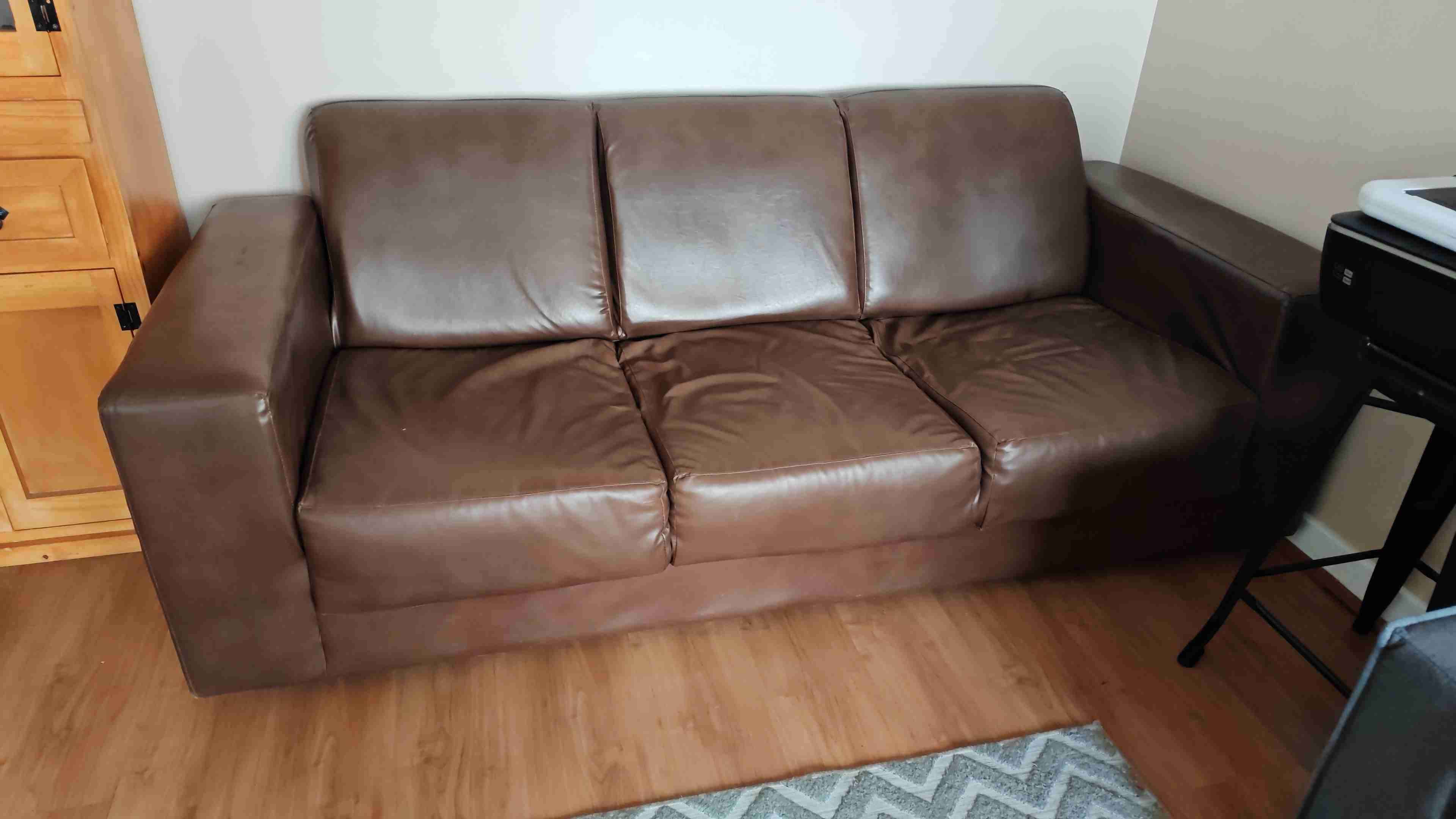 Sofa de cuerina marrón - miniatura 2