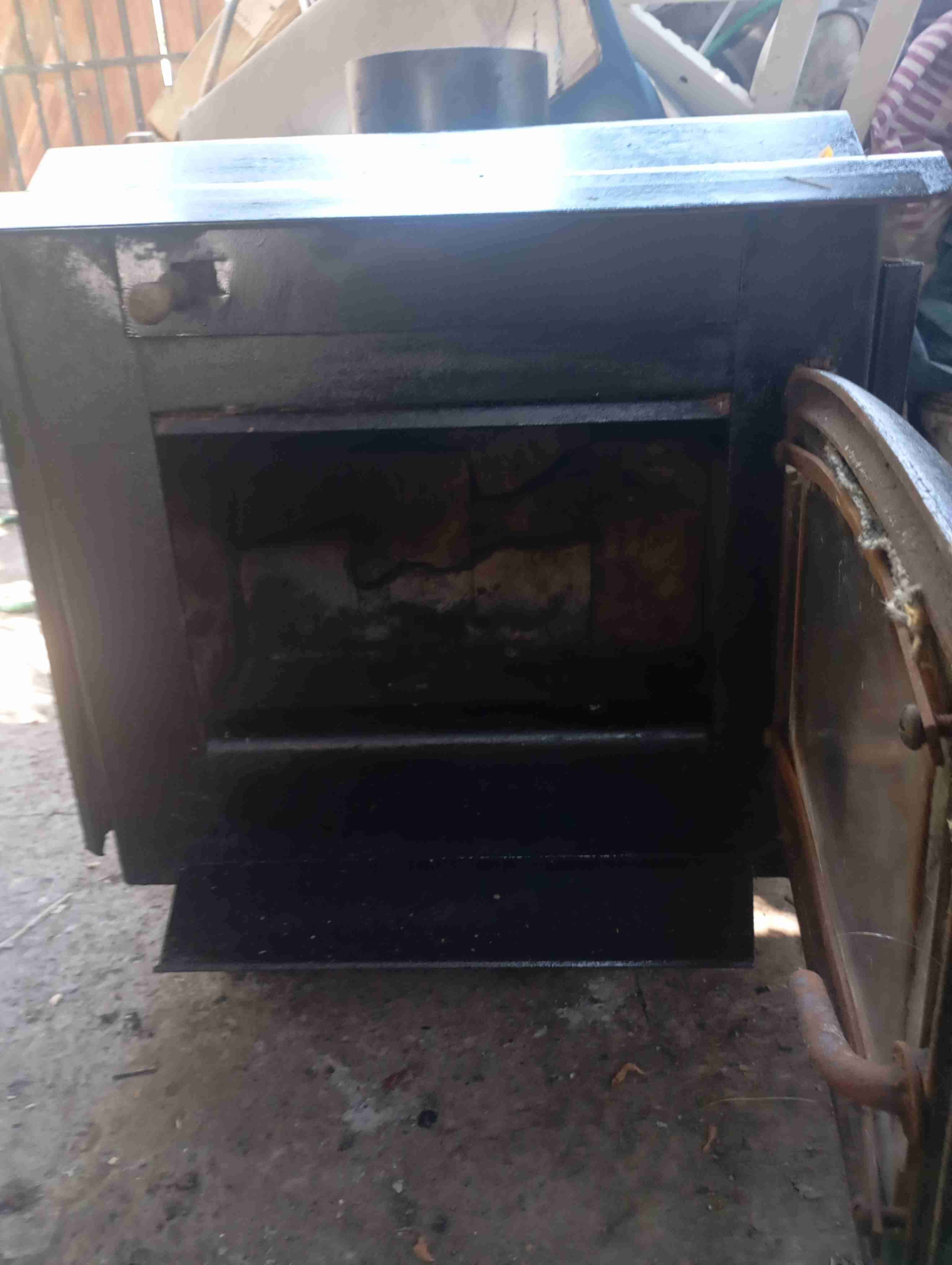 Estufa a leña con muy poco uso - miniatura 1