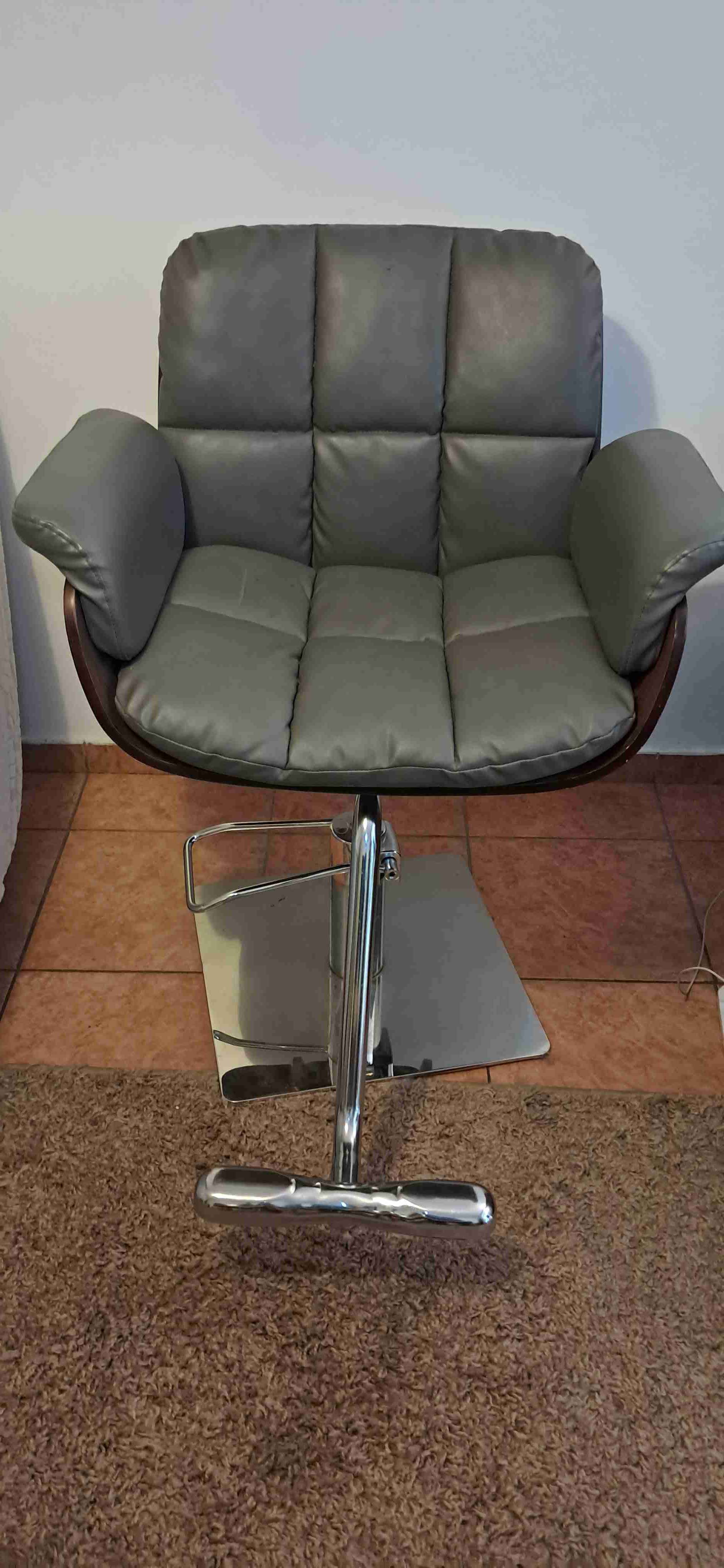 Sillón giratorio gris para peluquería - miniatura 1