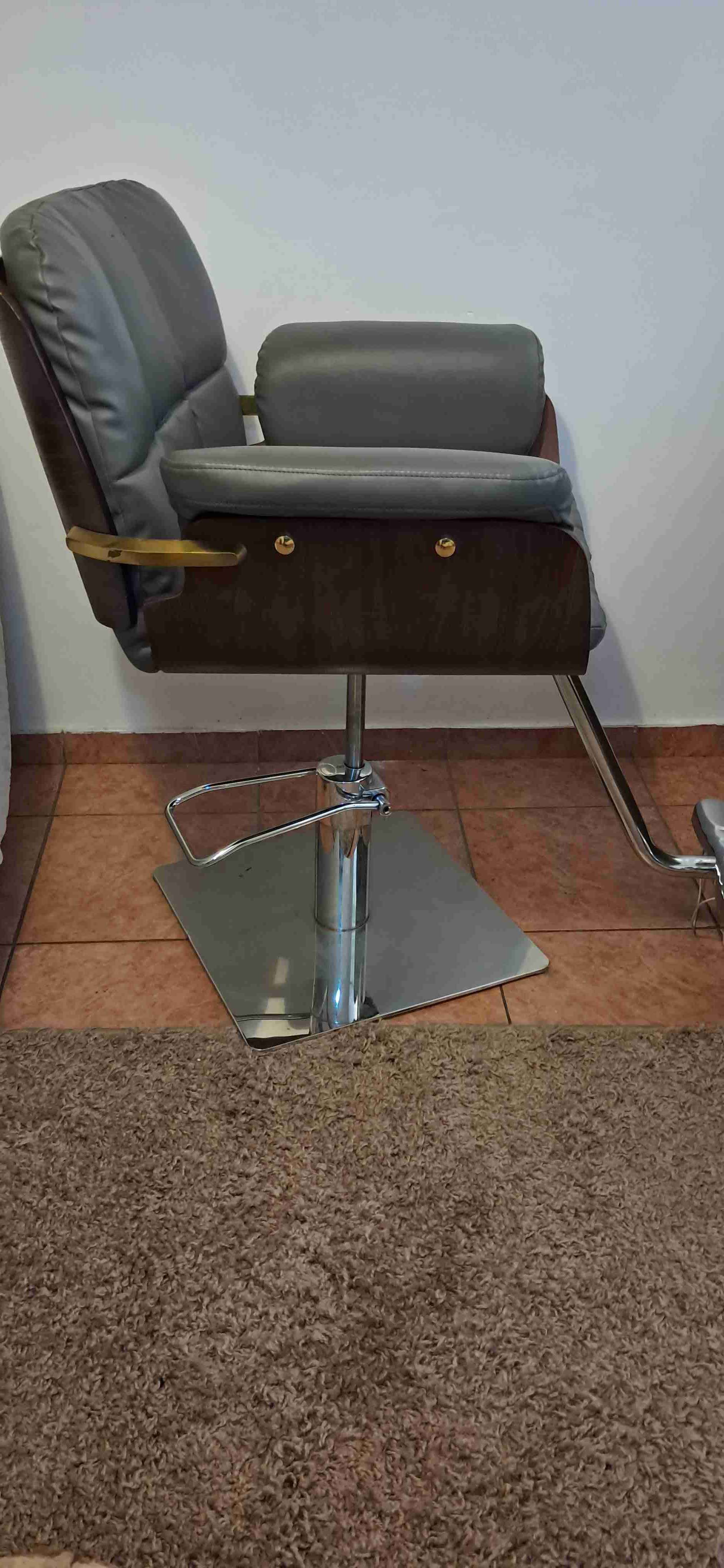 Sillón giratorio gris para peluquería - miniatura 3