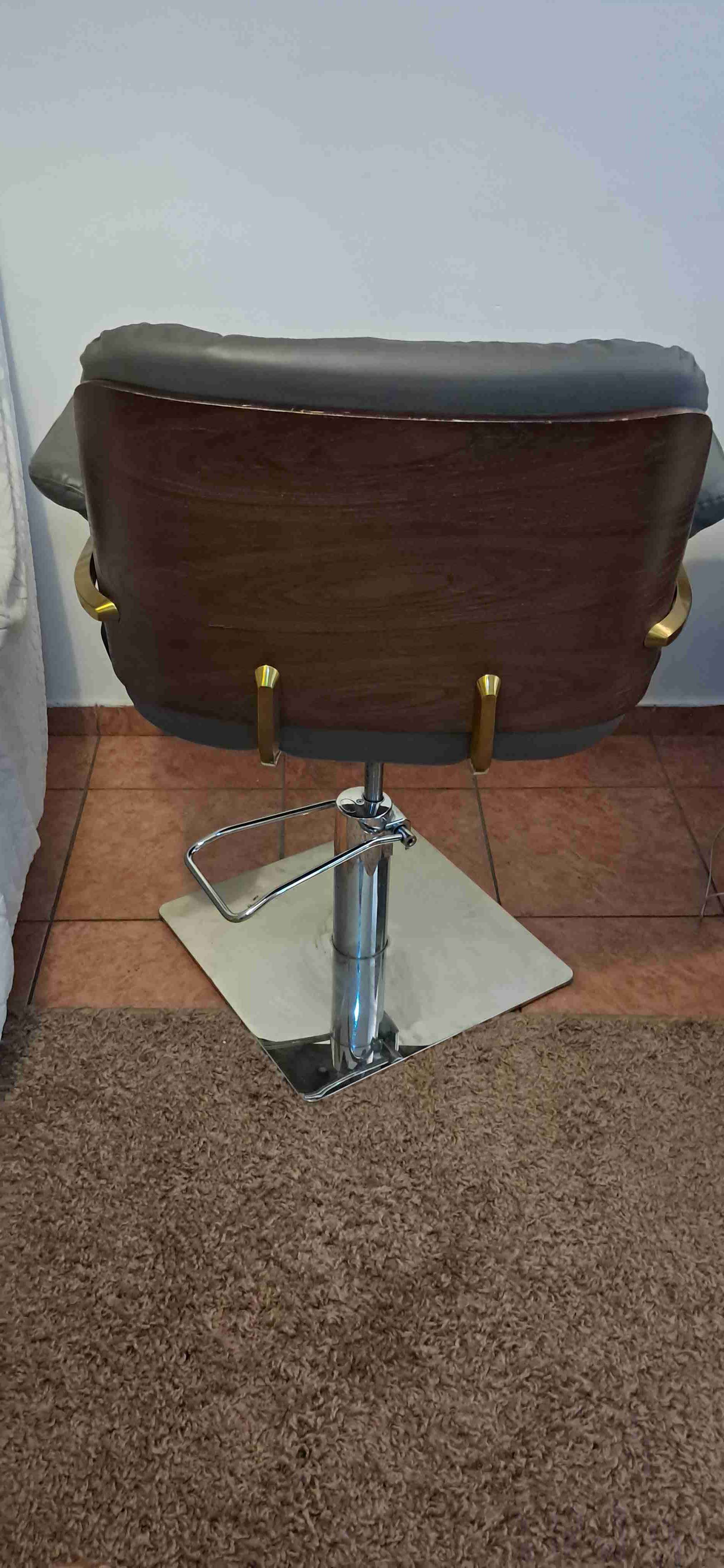 Sillón giratorio gris para peluquería - miniatura 4