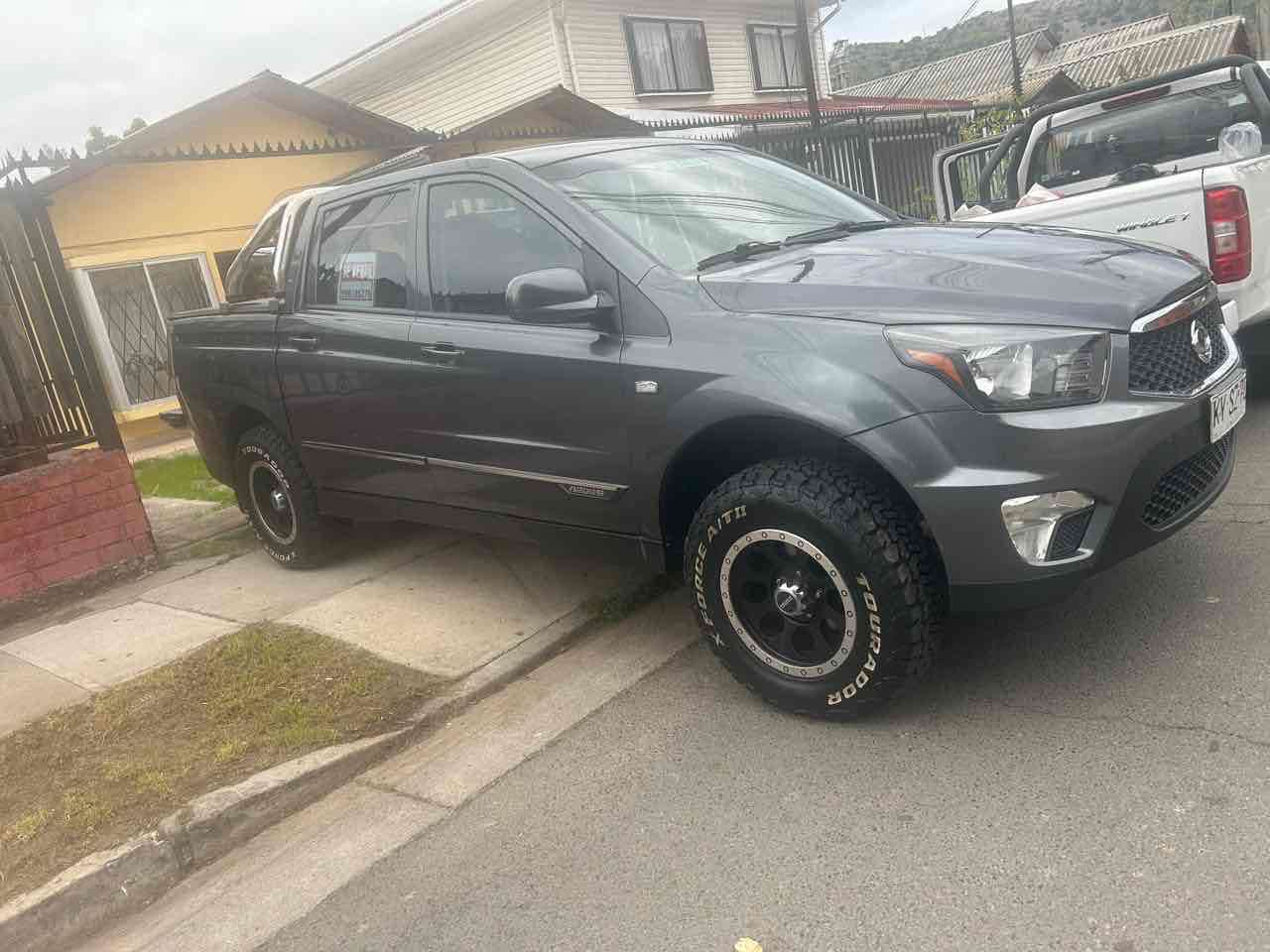 Camioneta gris de doble cabina - miniatura 1