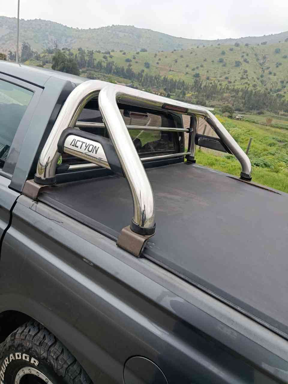 Camioneta gris de doble cabina - miniatura 2