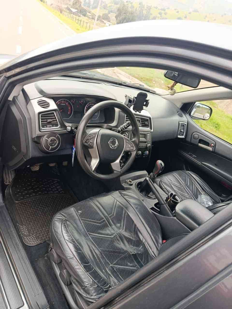 Camioneta gris de doble cabina - miniatura 3