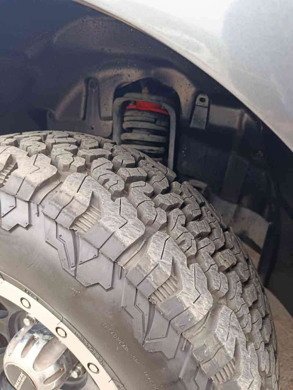 Camioneta gris de doble cabina - miniatura 4