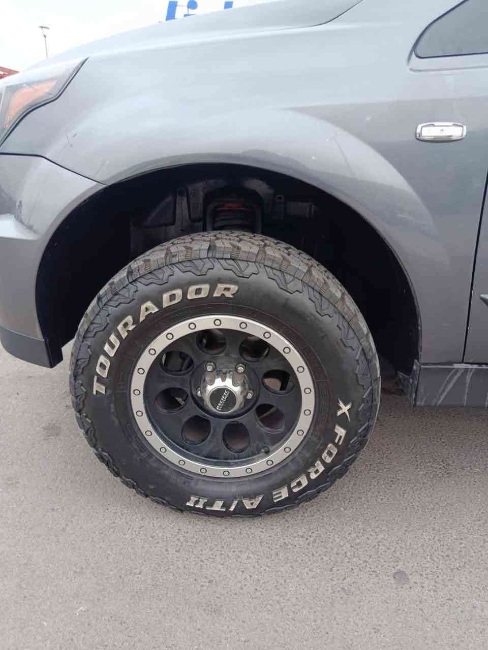 Camioneta gris de doble cabina - miniatura 5