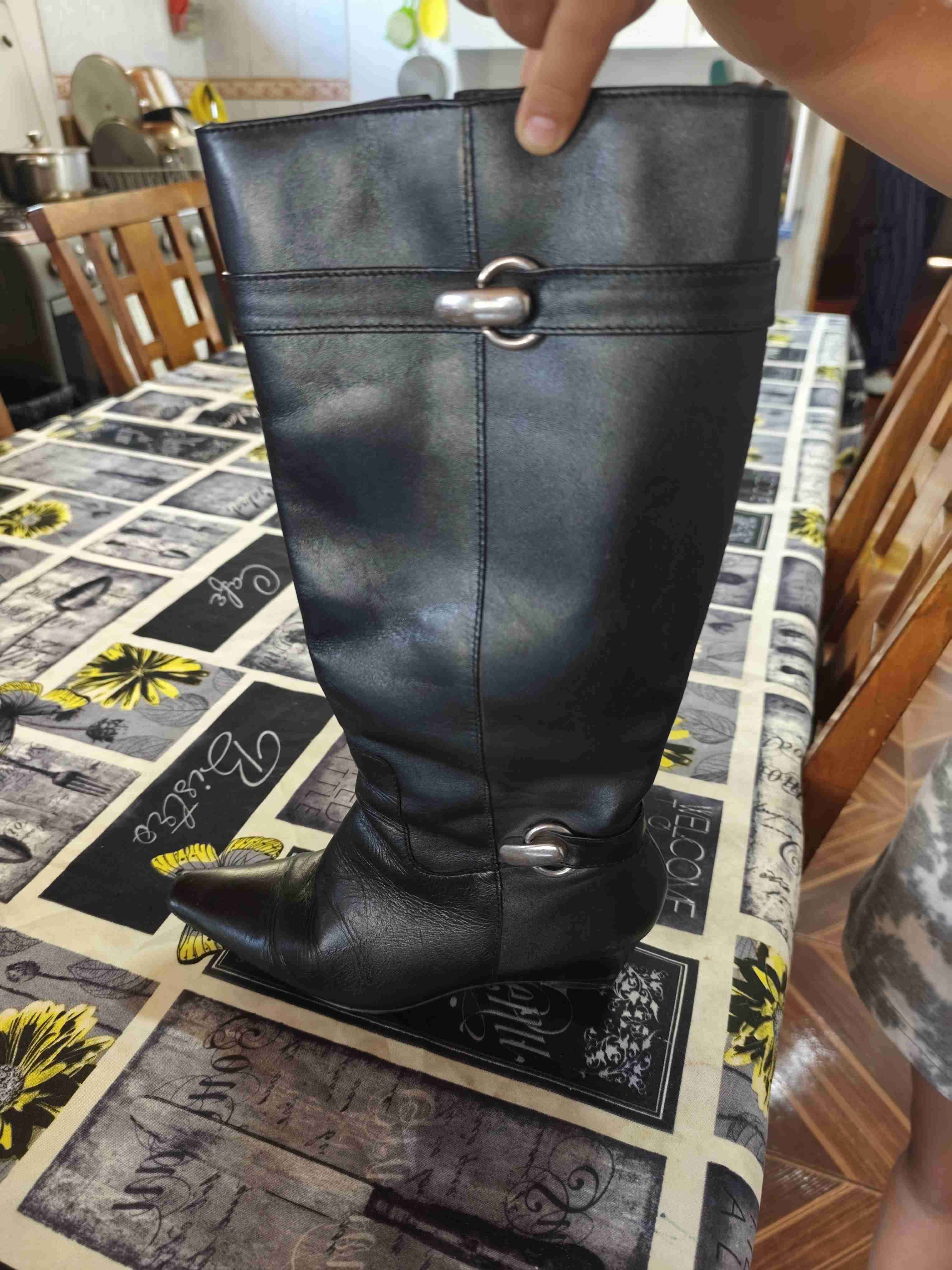 Botas negras con tacón - miniatura 2