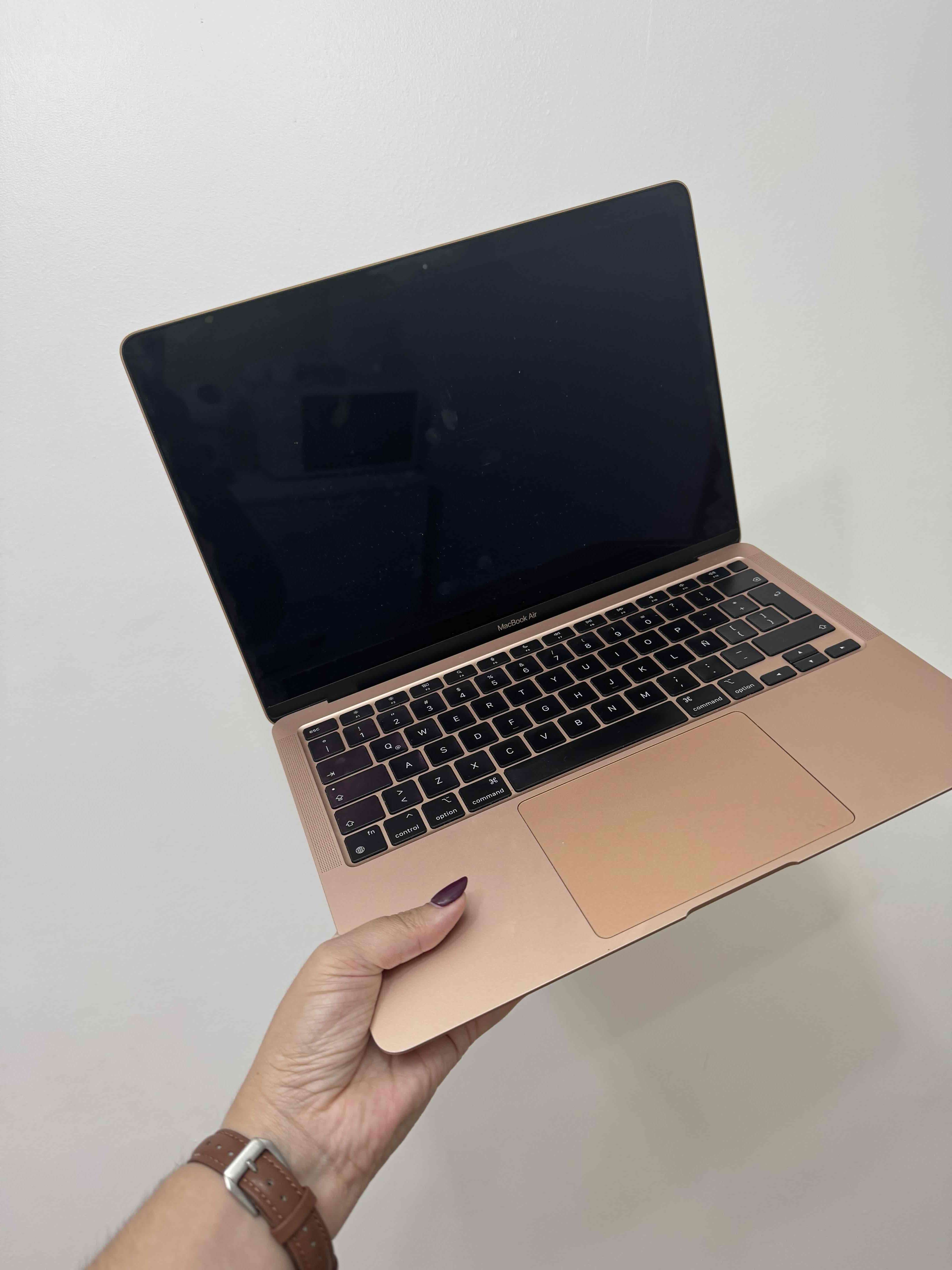 MacBook Air dorado en buen estado - miniatura 1