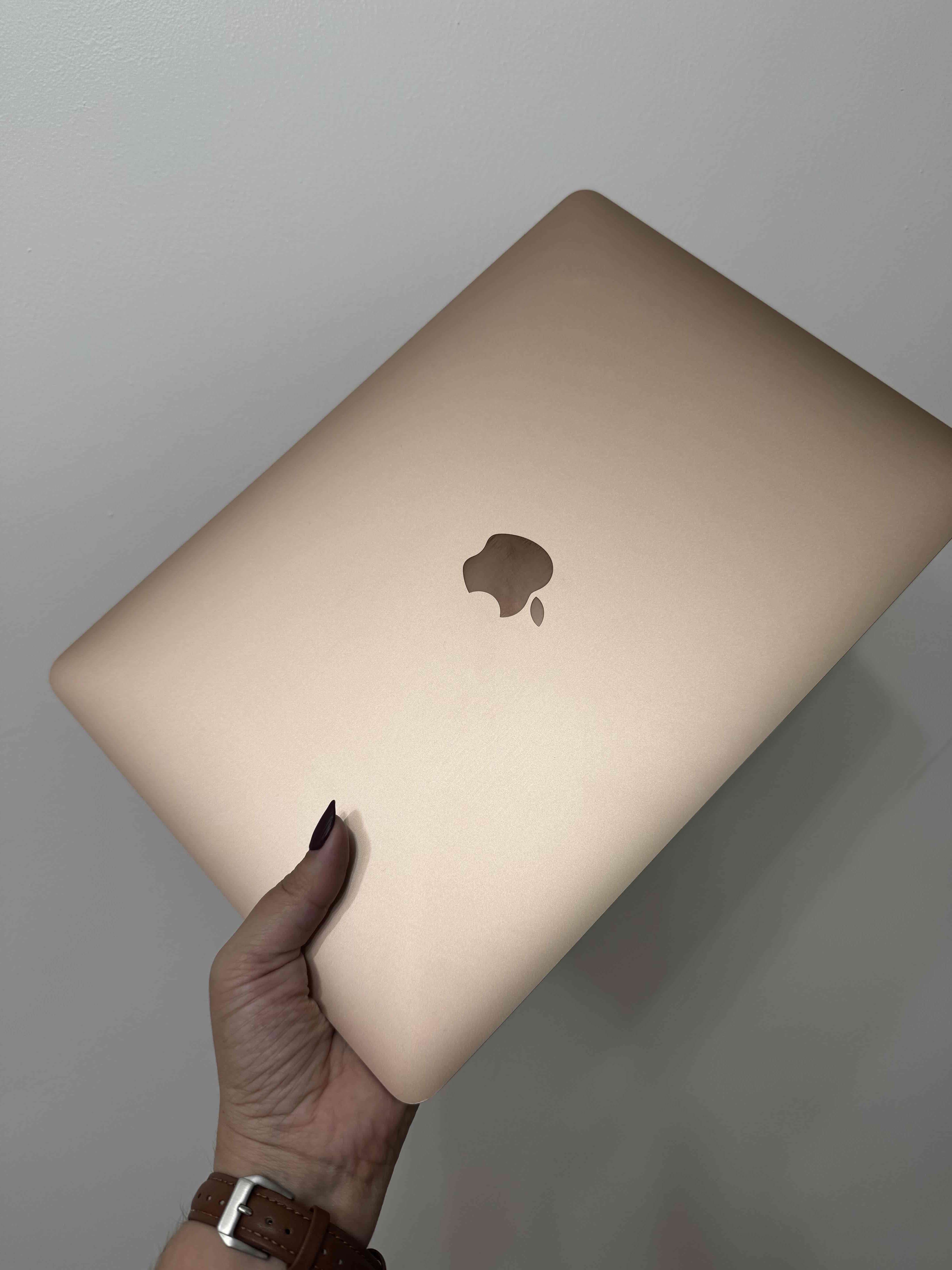 MacBook Air dorado en buen estado - miniatura 2