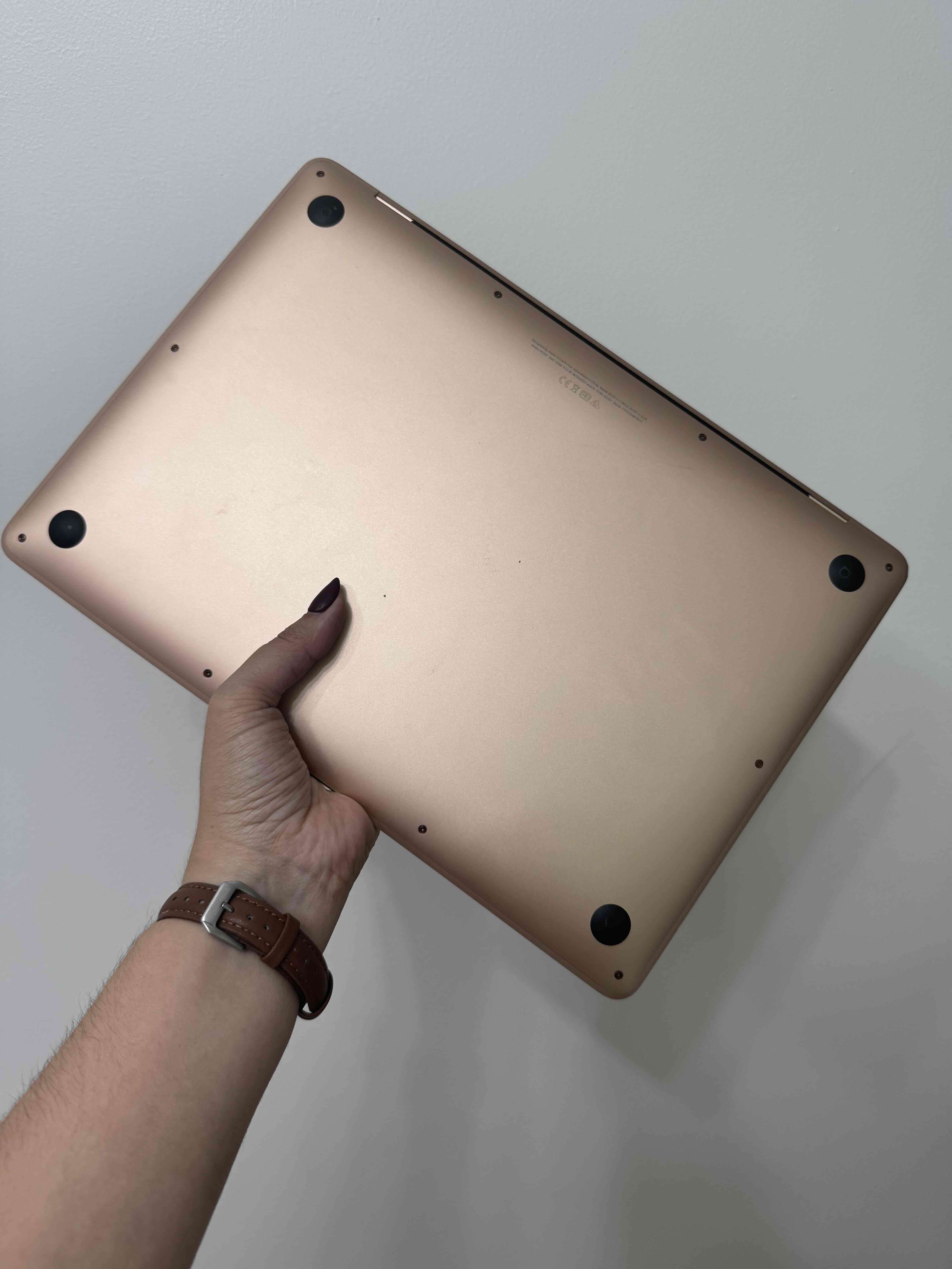 MacBook Air dorado en buen estado - miniatura 3