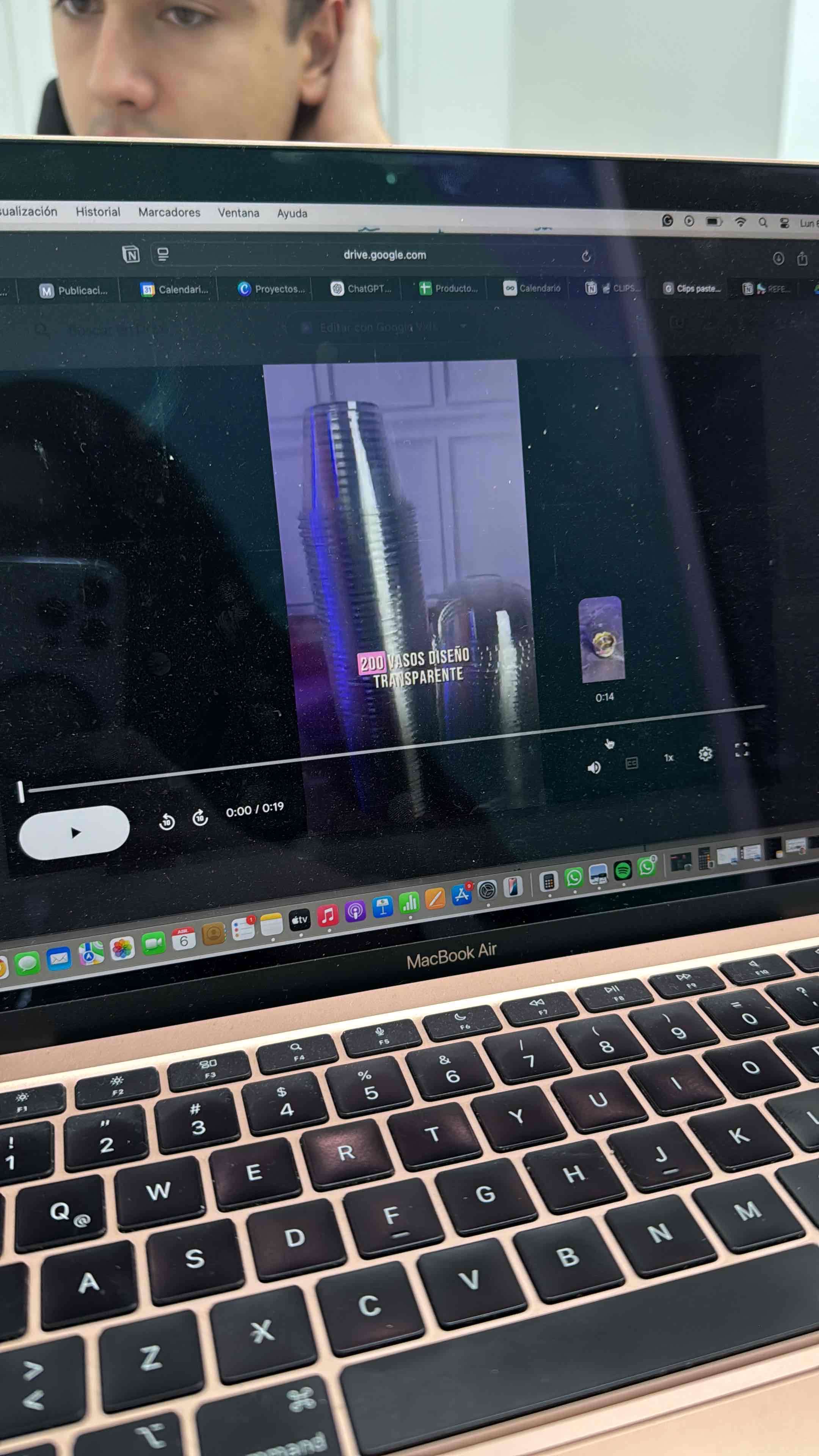 MacBook Air dorado en buen estado - miniatura 4