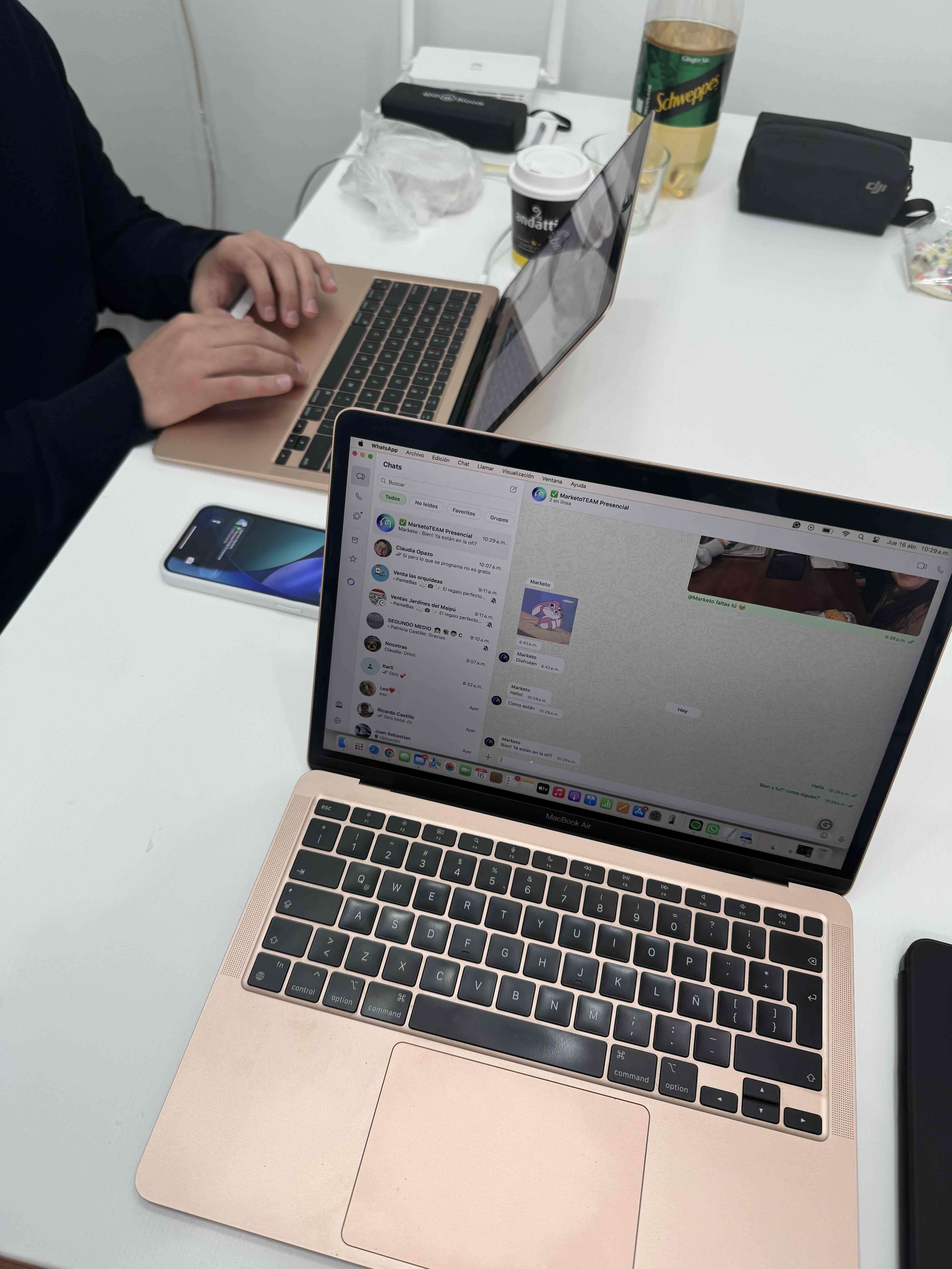 MacBook Air dorado en buen estado - miniatura 5