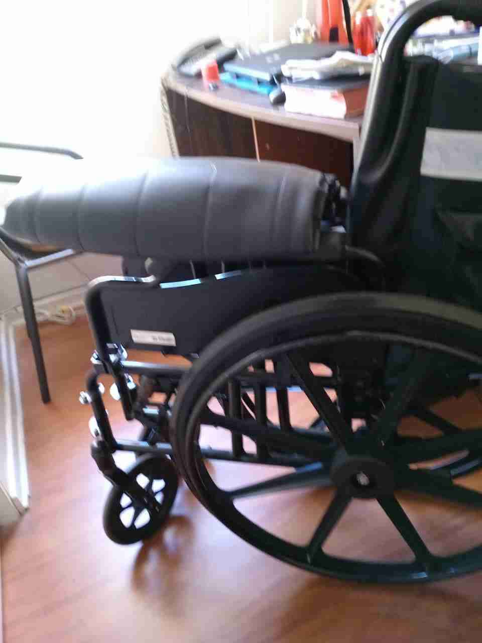 Silla de ruedas plegable negra - miniatura 2