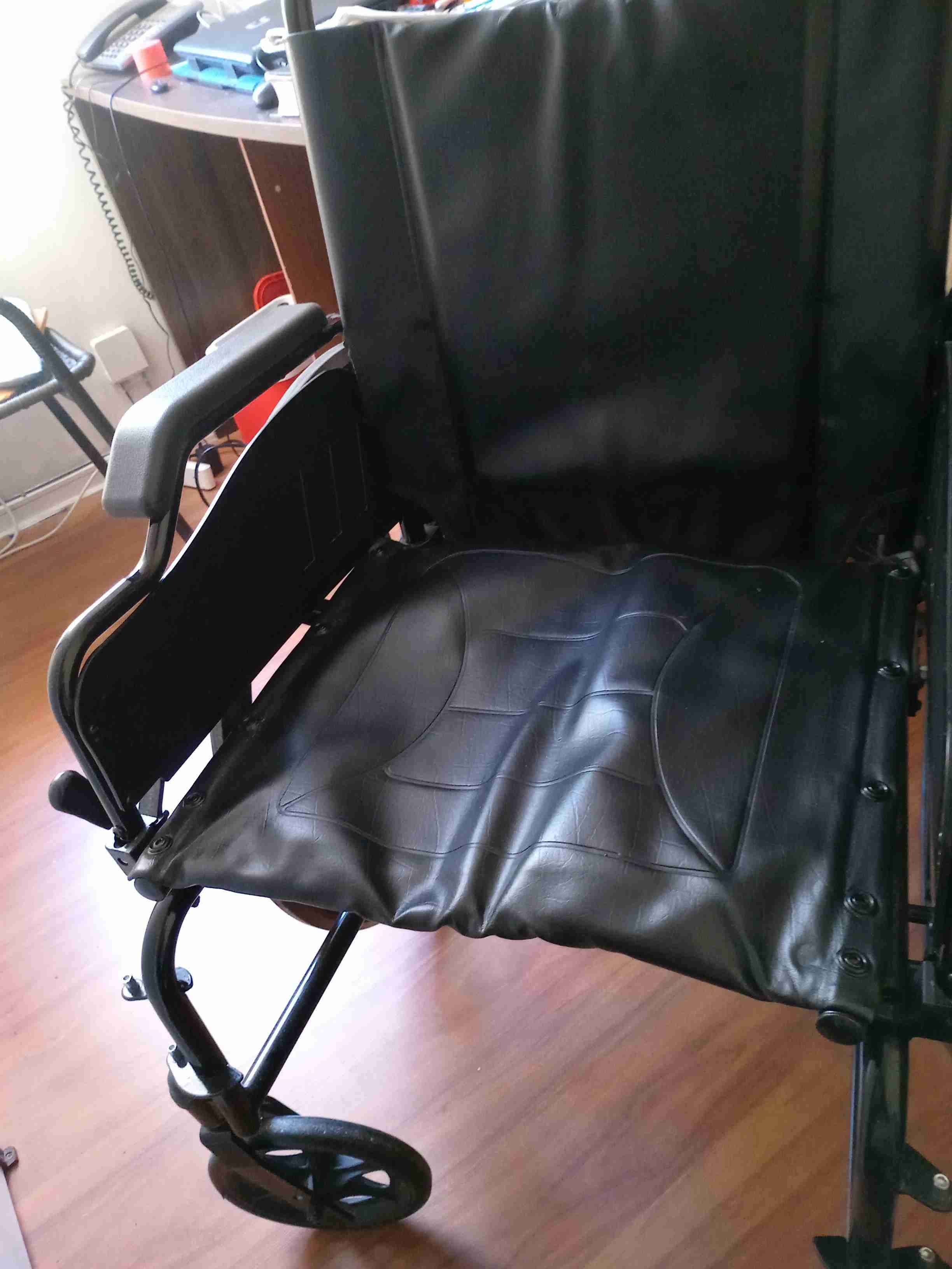 Silla de ruedas plegable negra - miniatura 6