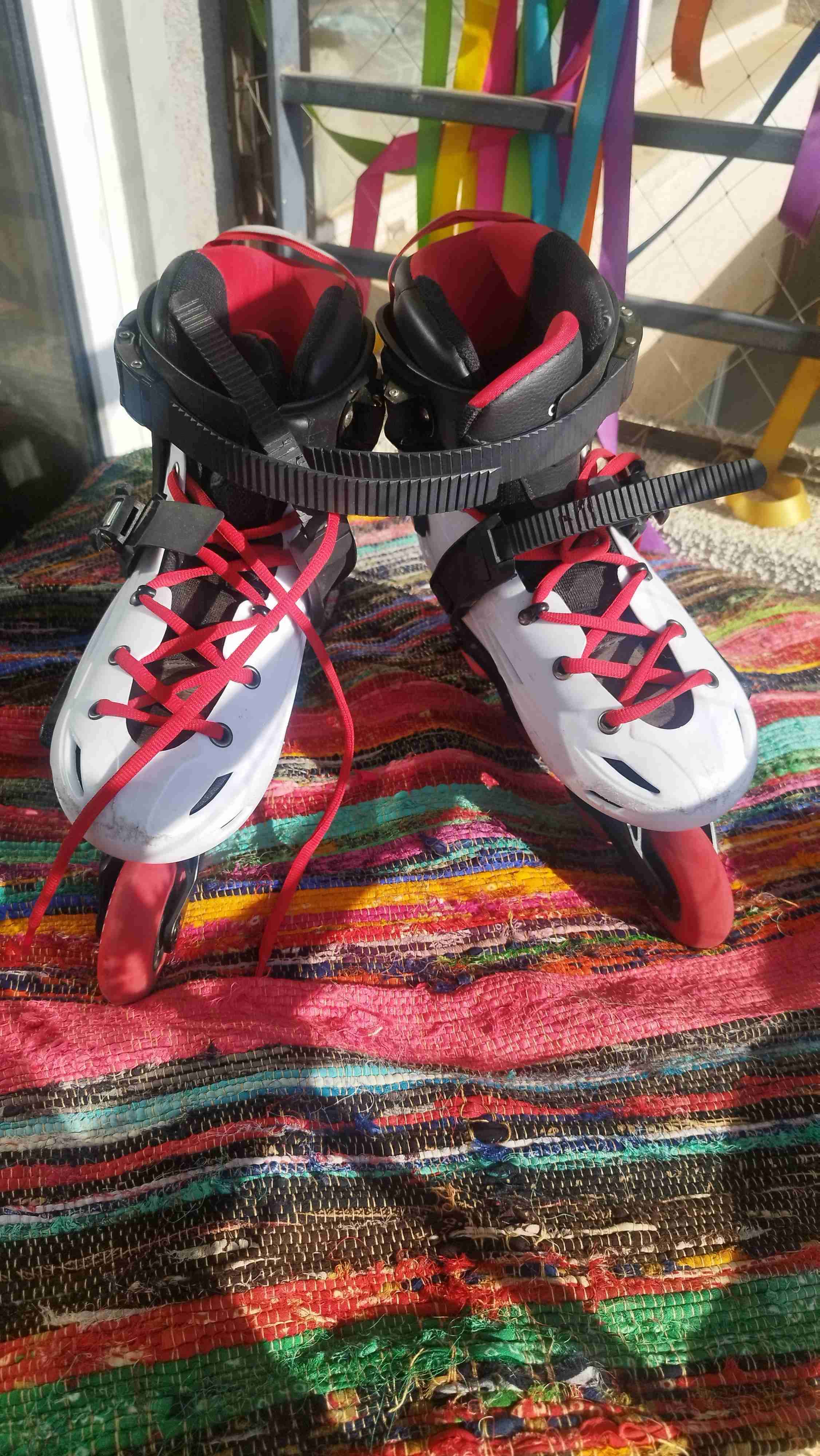 Patines en línea blanco y rojo - miniatura 1