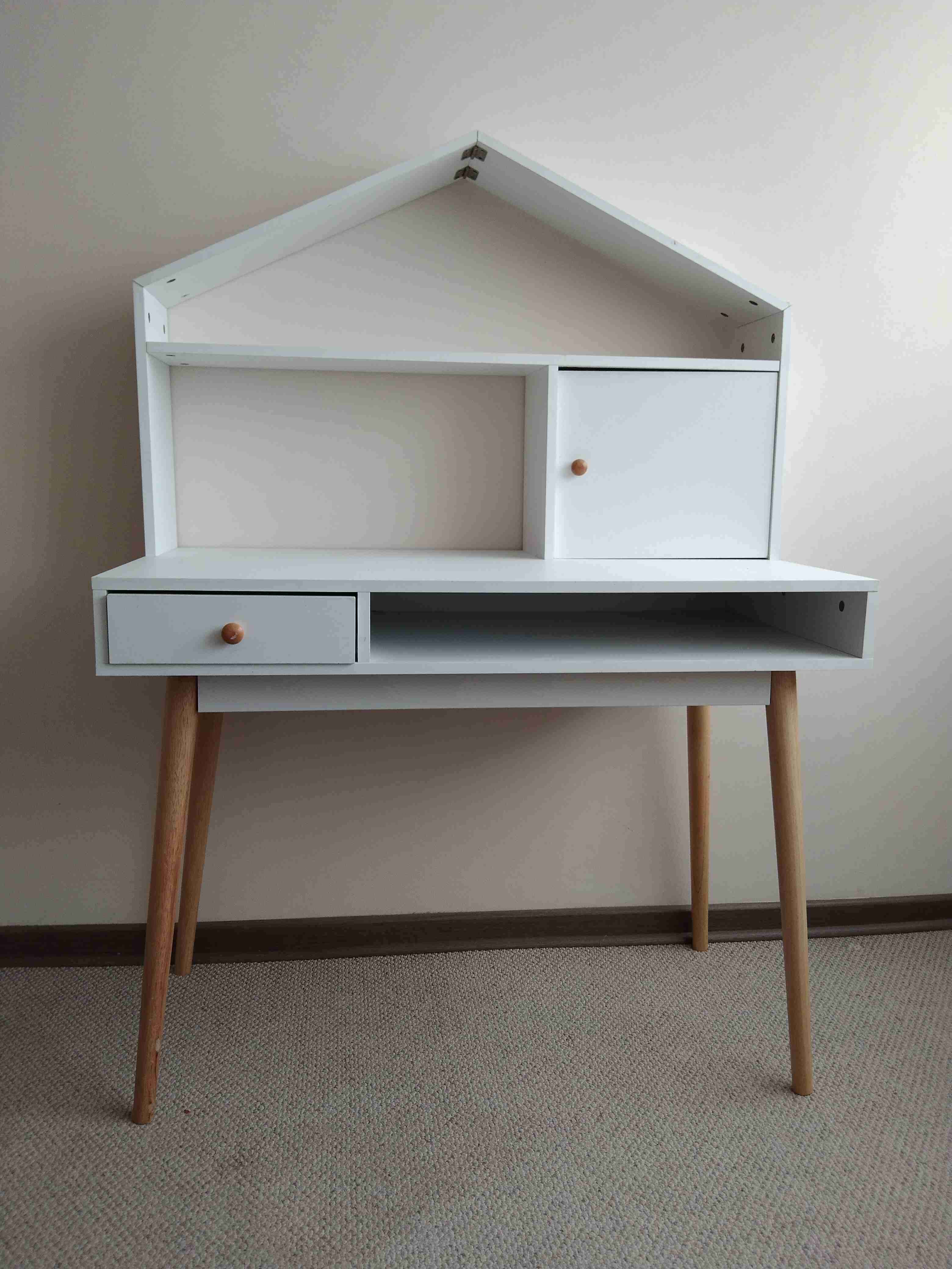 Escritorio blanco con estantes