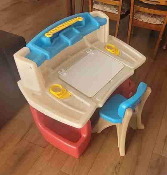 Escritorio infantil con silla - miniatura 1