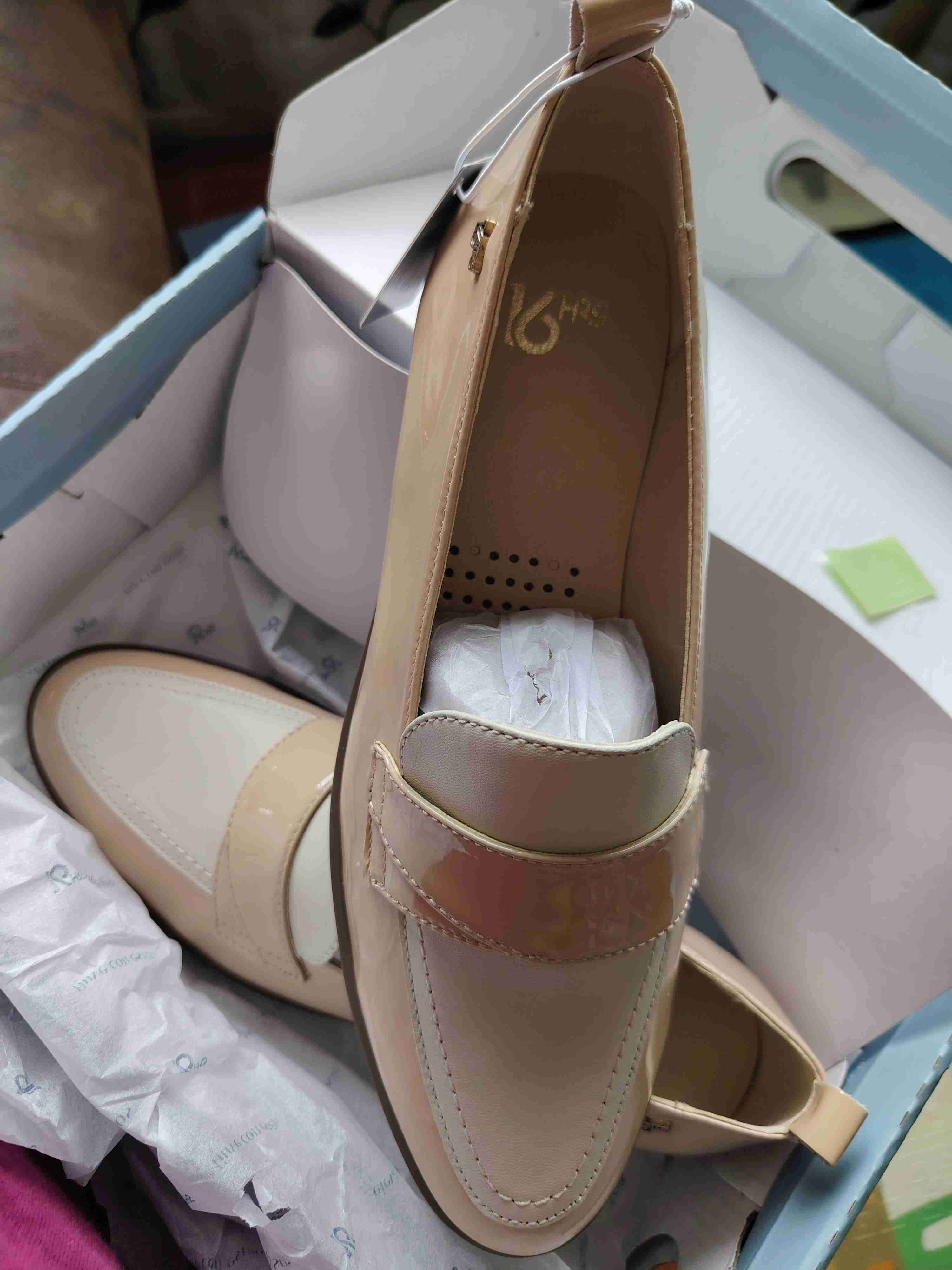 Zapatos beige nuevos de charol - miniatura 1