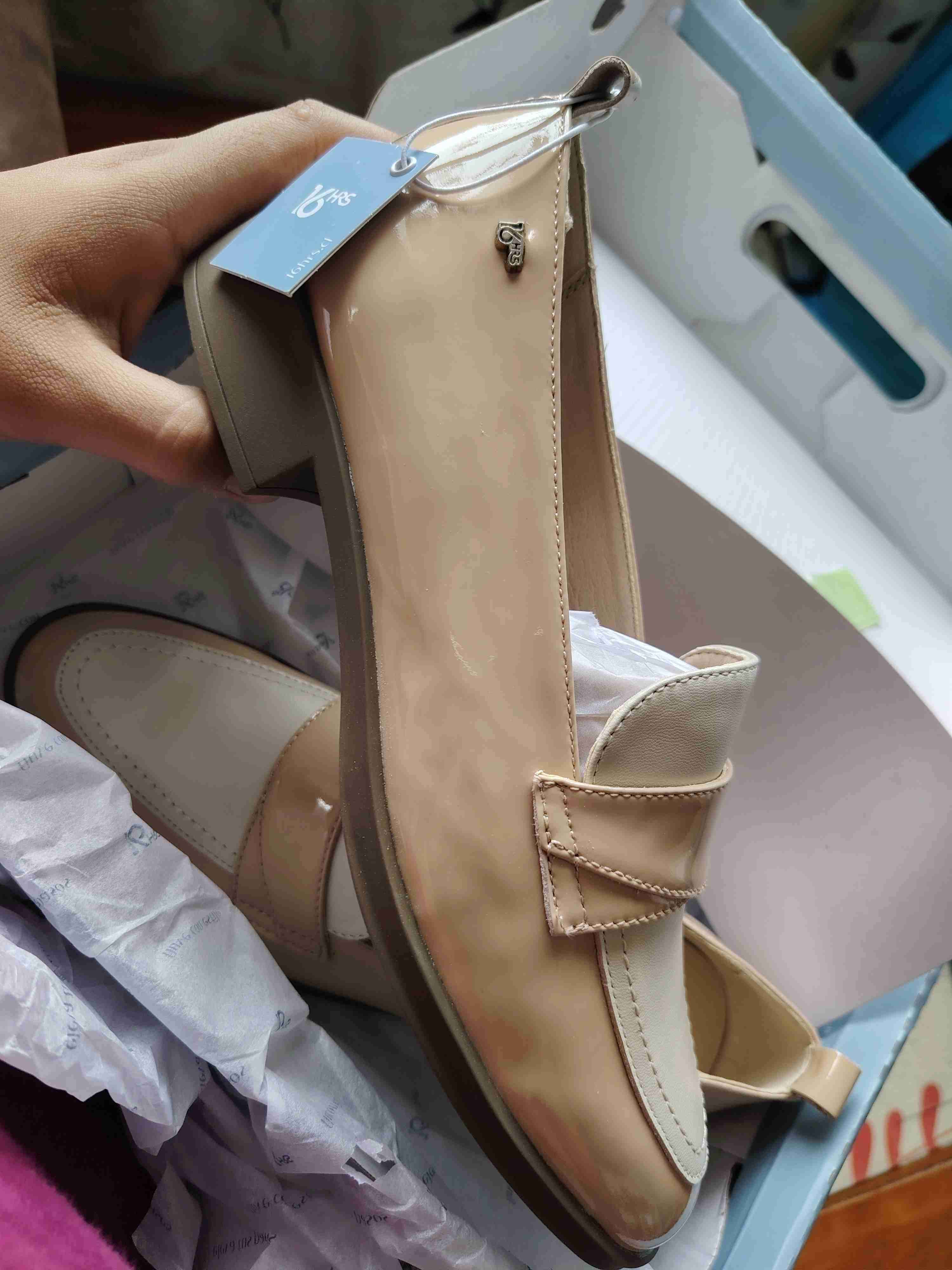 Zapatos beige nuevos de charol - miniatura 2