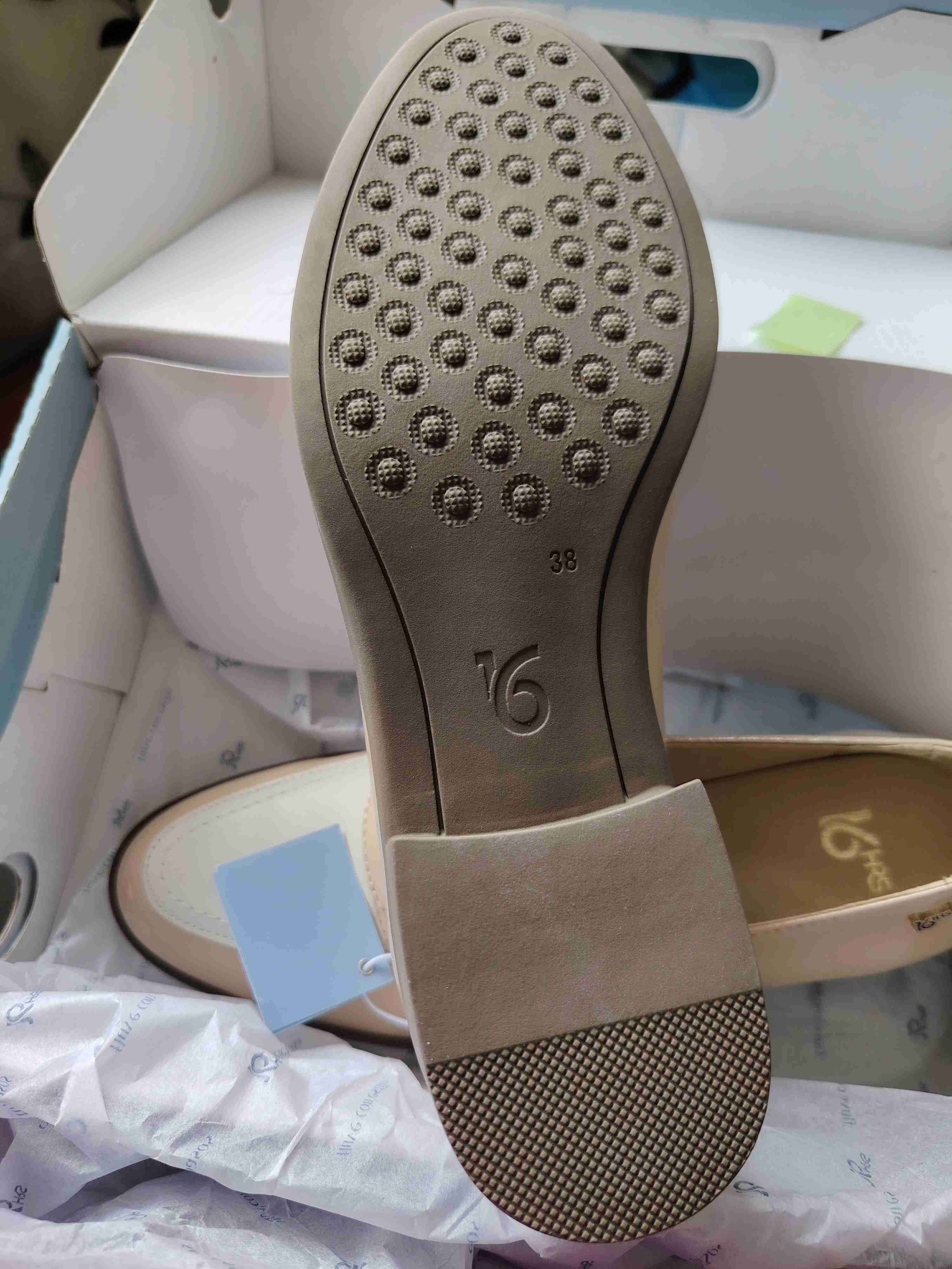 Zapatos beige nuevos de charol - miniatura 3