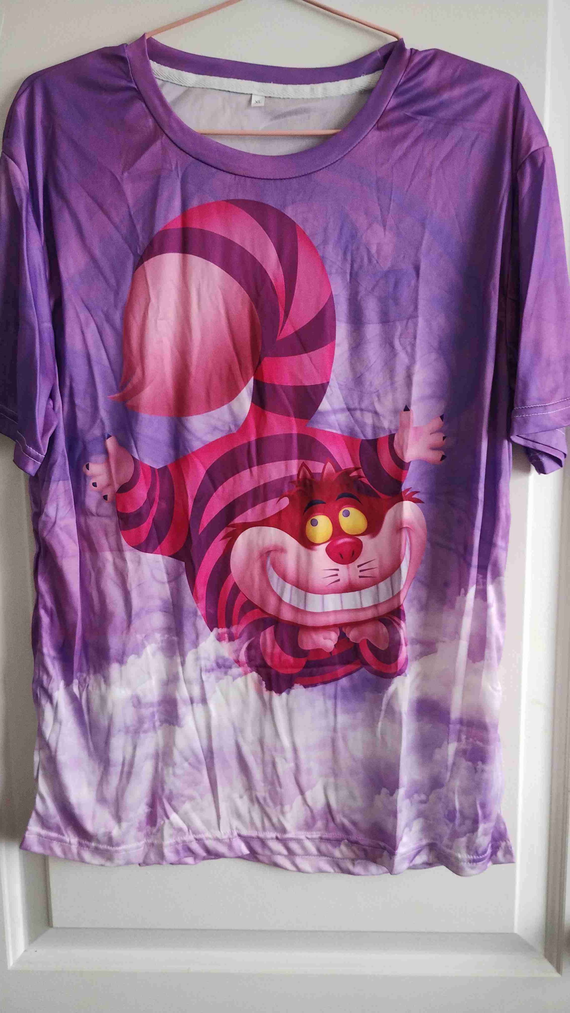 Polera morada con diseño de gato de cheshire