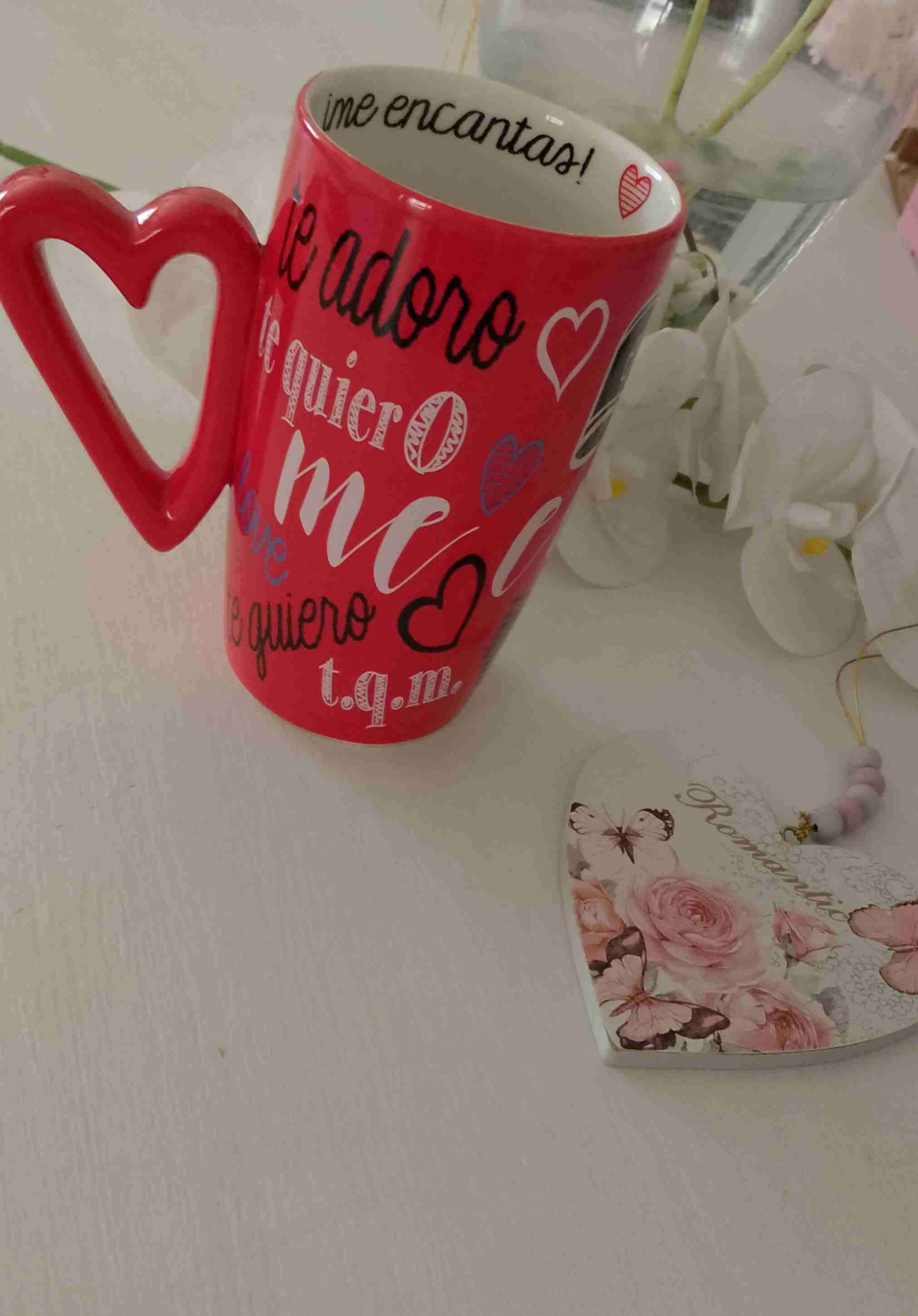 Tazón rojo con diseño de corazones