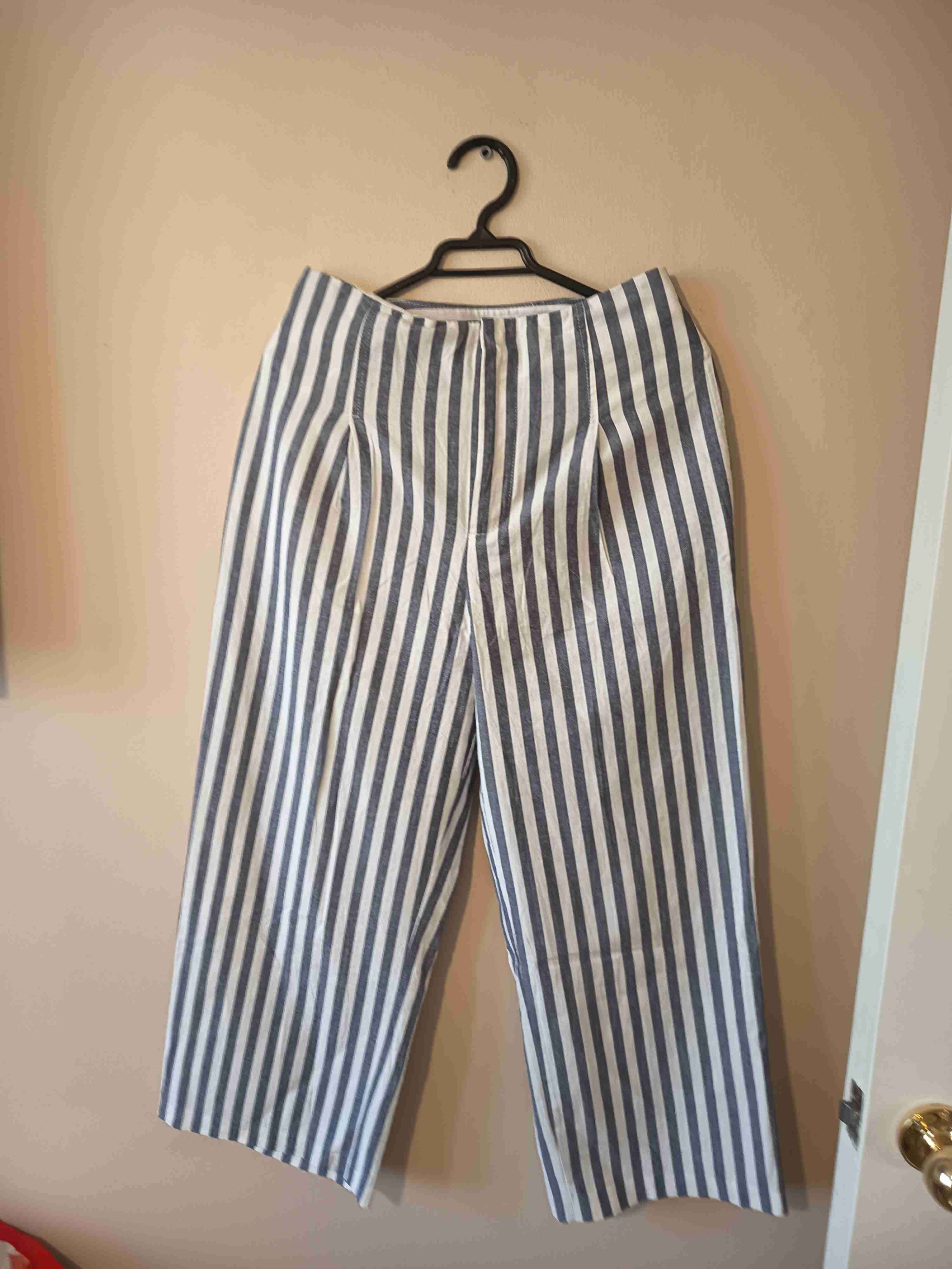 Pantalones a rayas blancos y azules