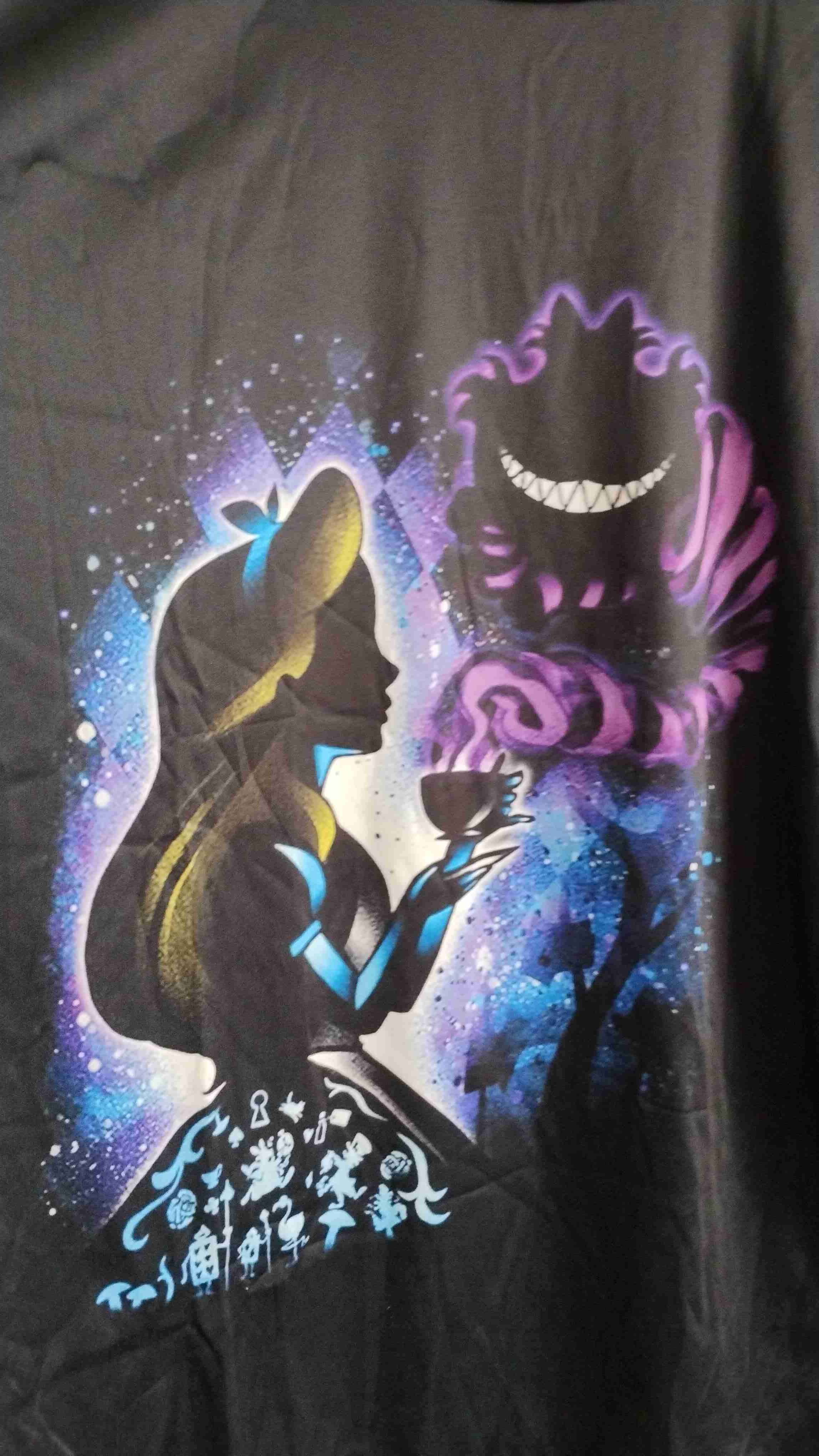 Polera negra con diseño Alicia en el país de las m