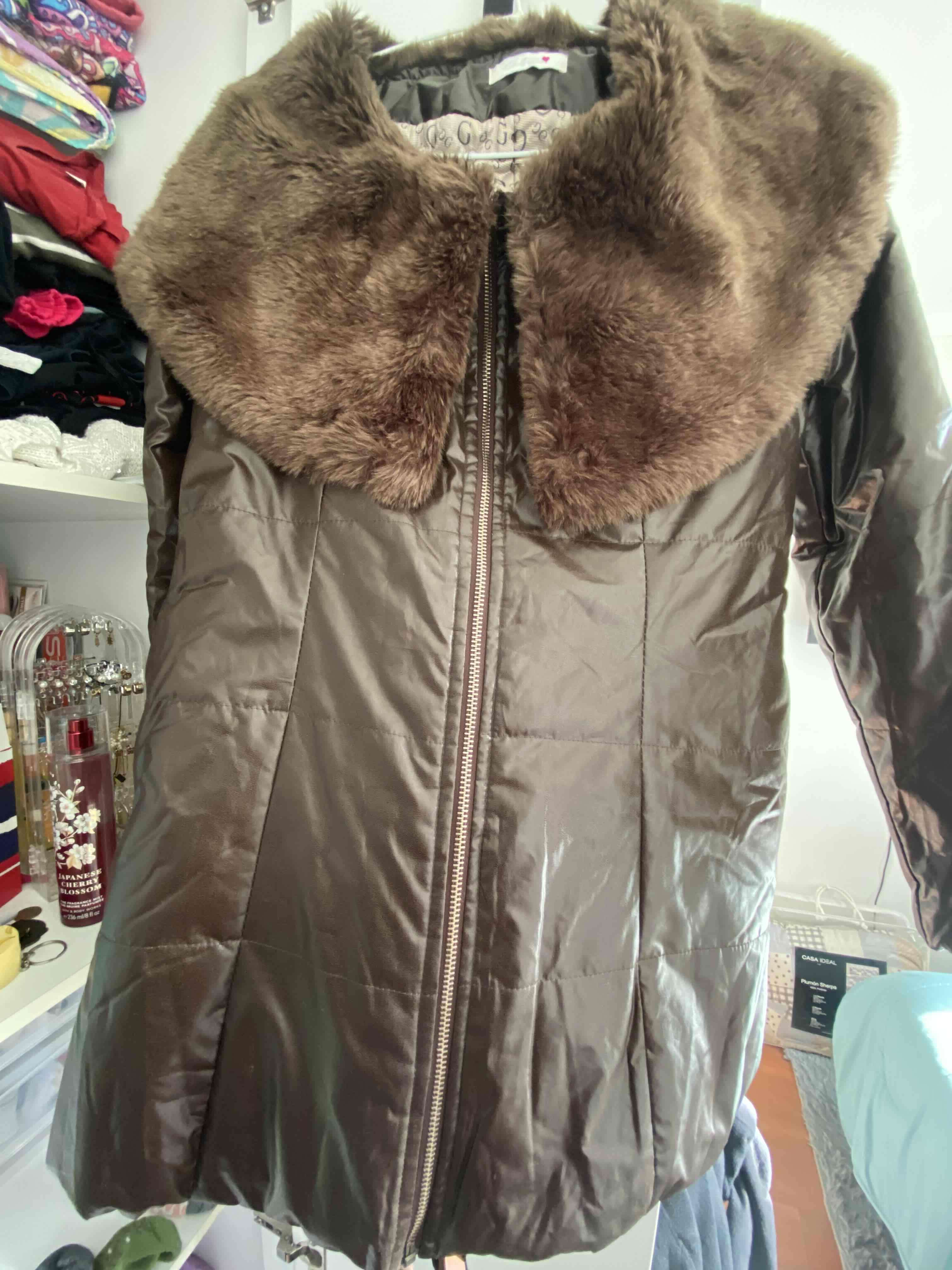 Abrigo marrón con cuello de pelo