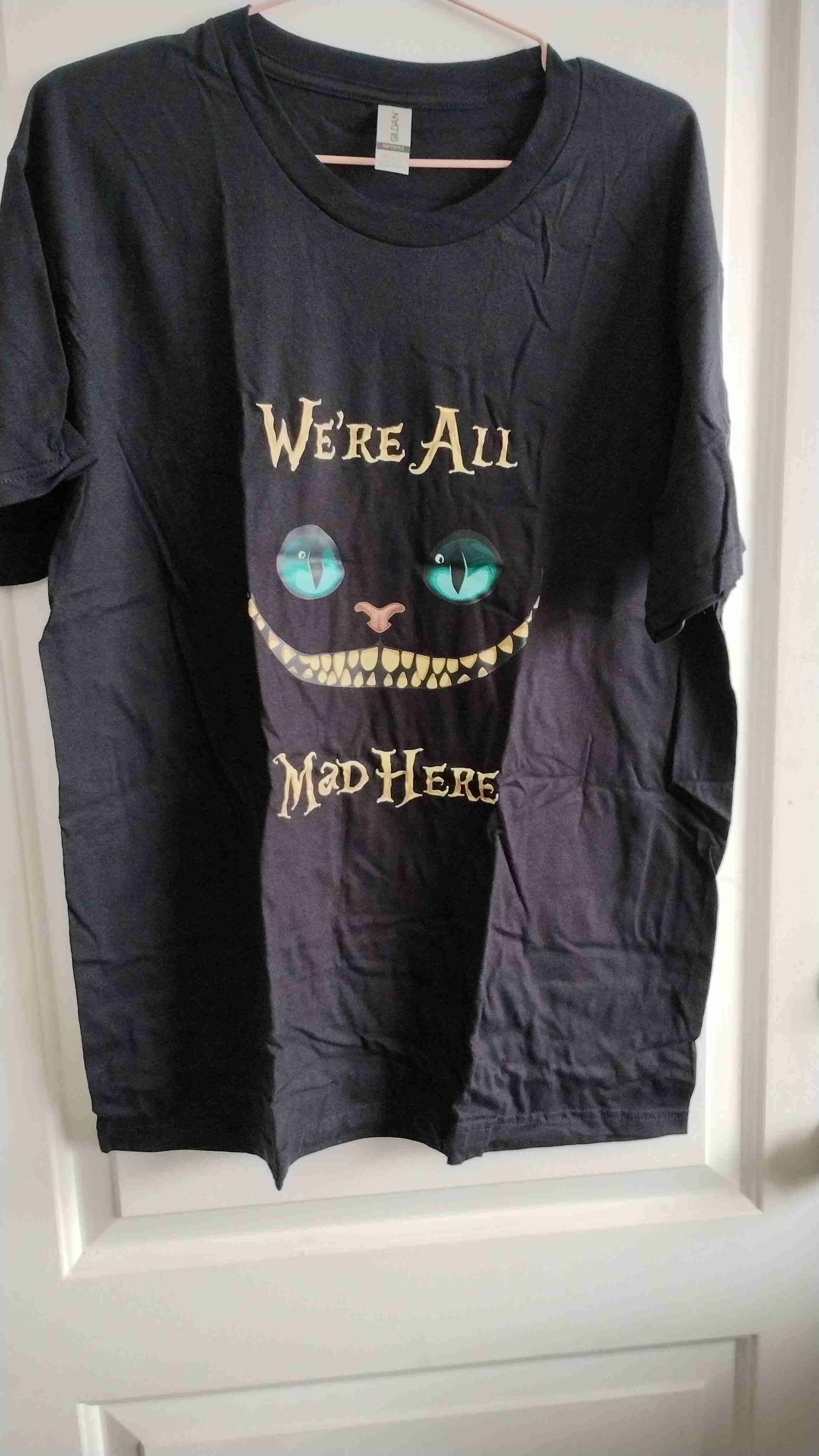 Polera negra estampada Cheshire Cat