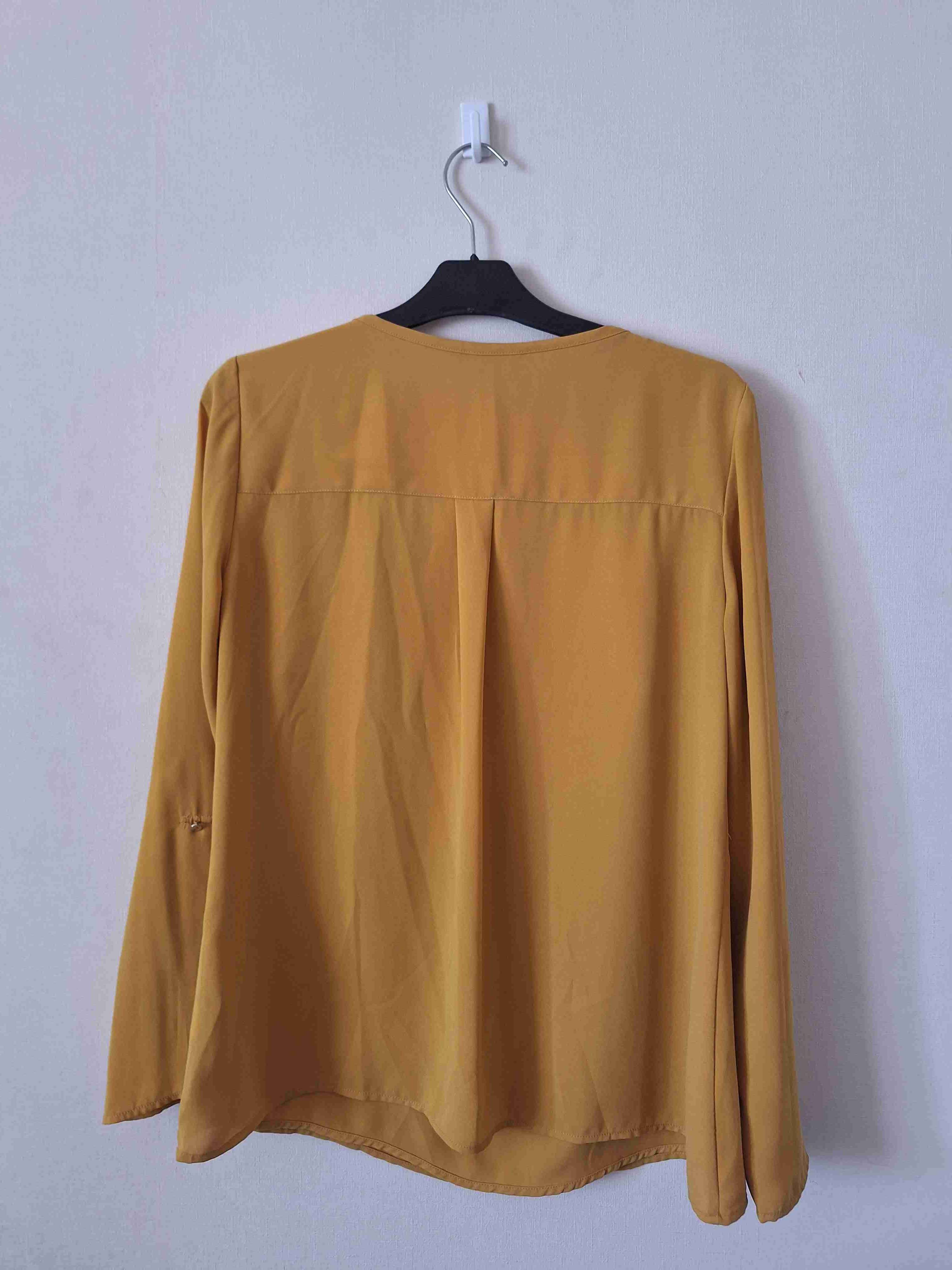 Blusa mostaza con bolsillos - miniatura 2