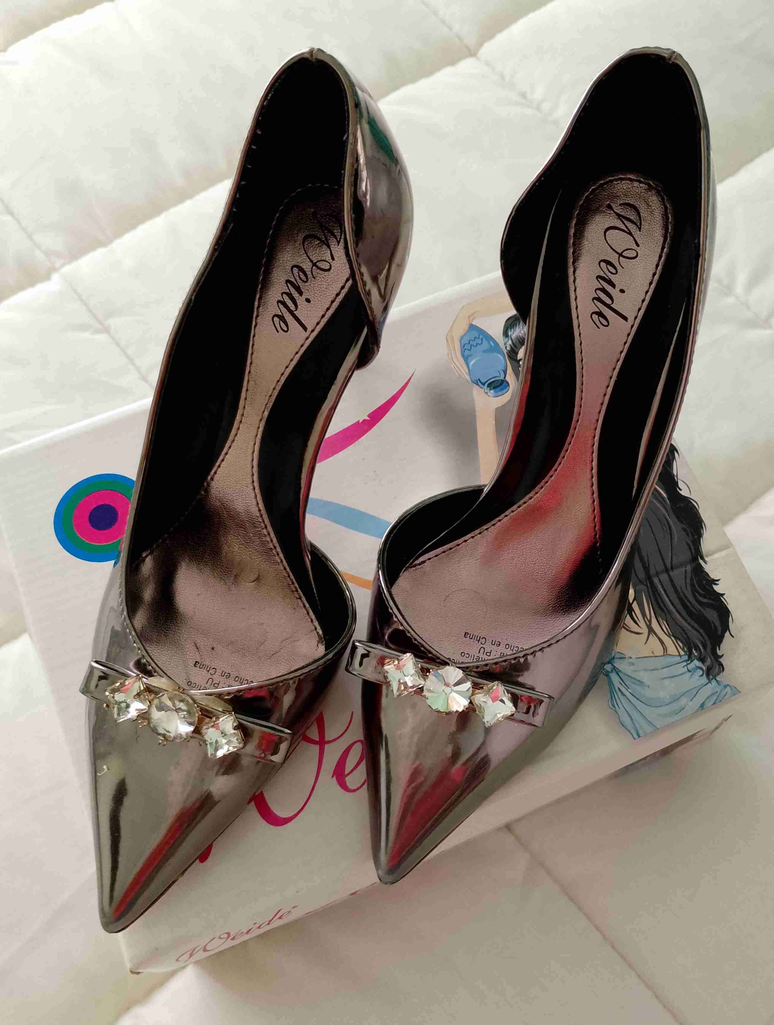 Tacones plateados con brillantes