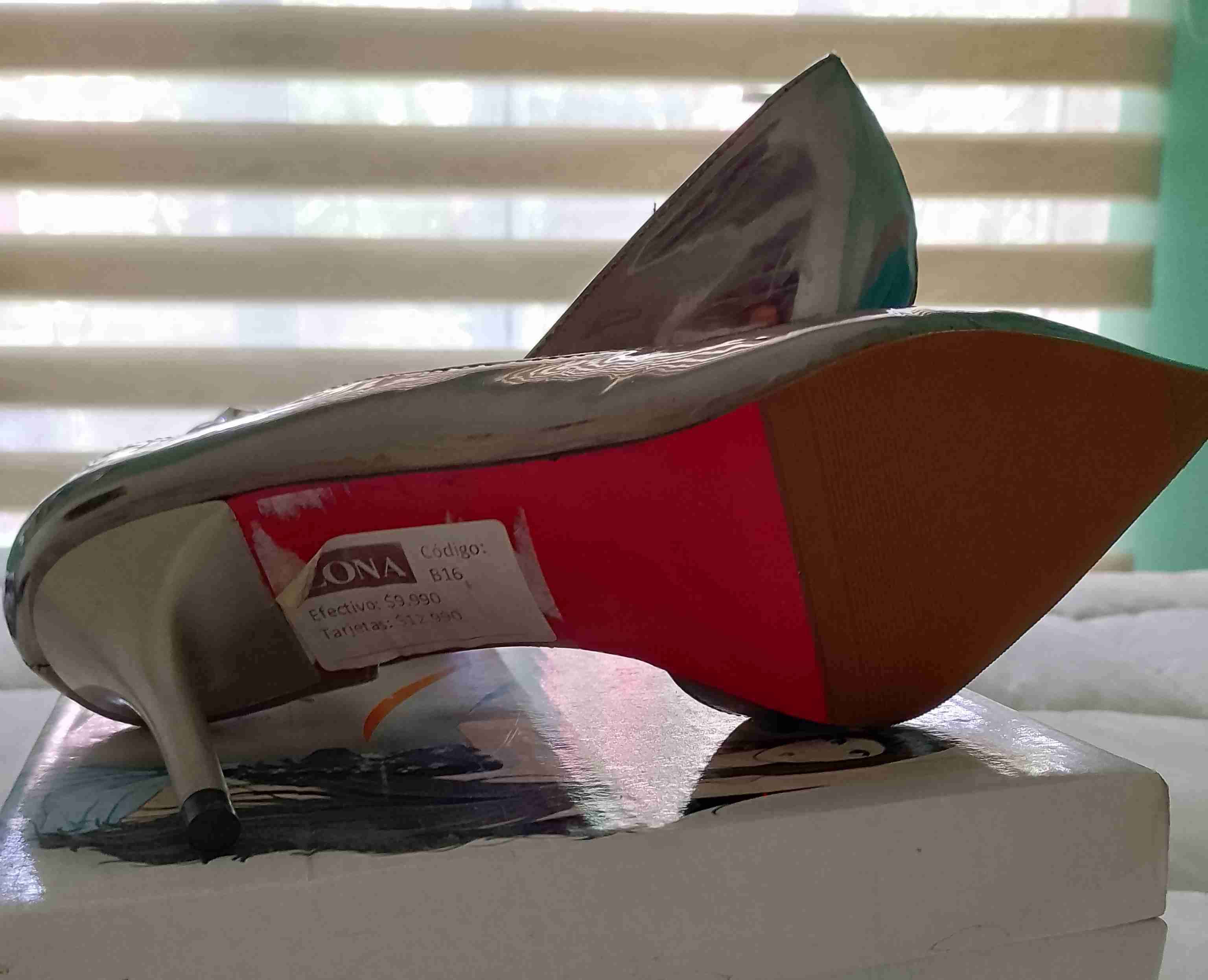 Tacones plateados con brillantes - miniatura 2