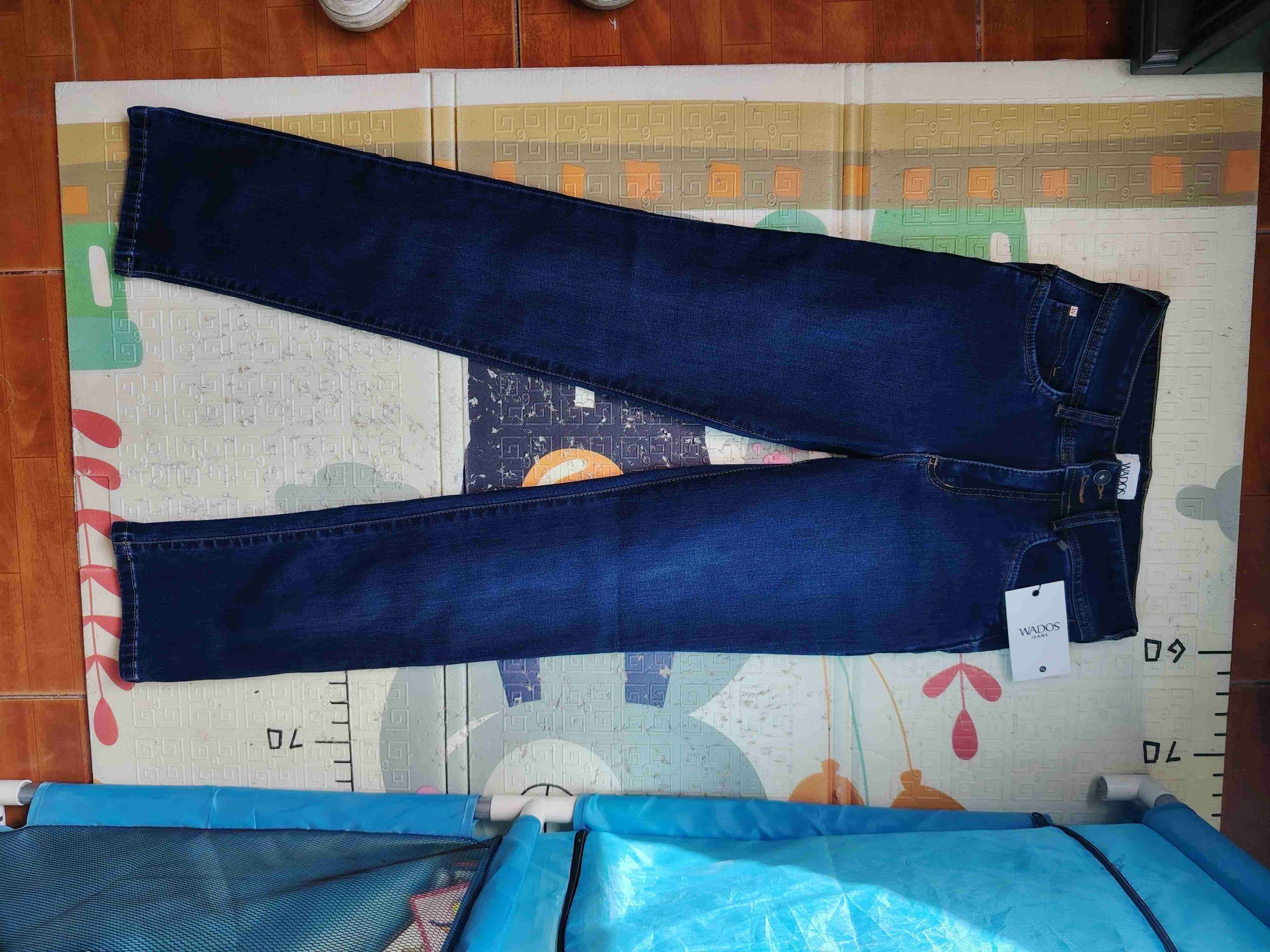 Jeans azul oscuro con etiqueta