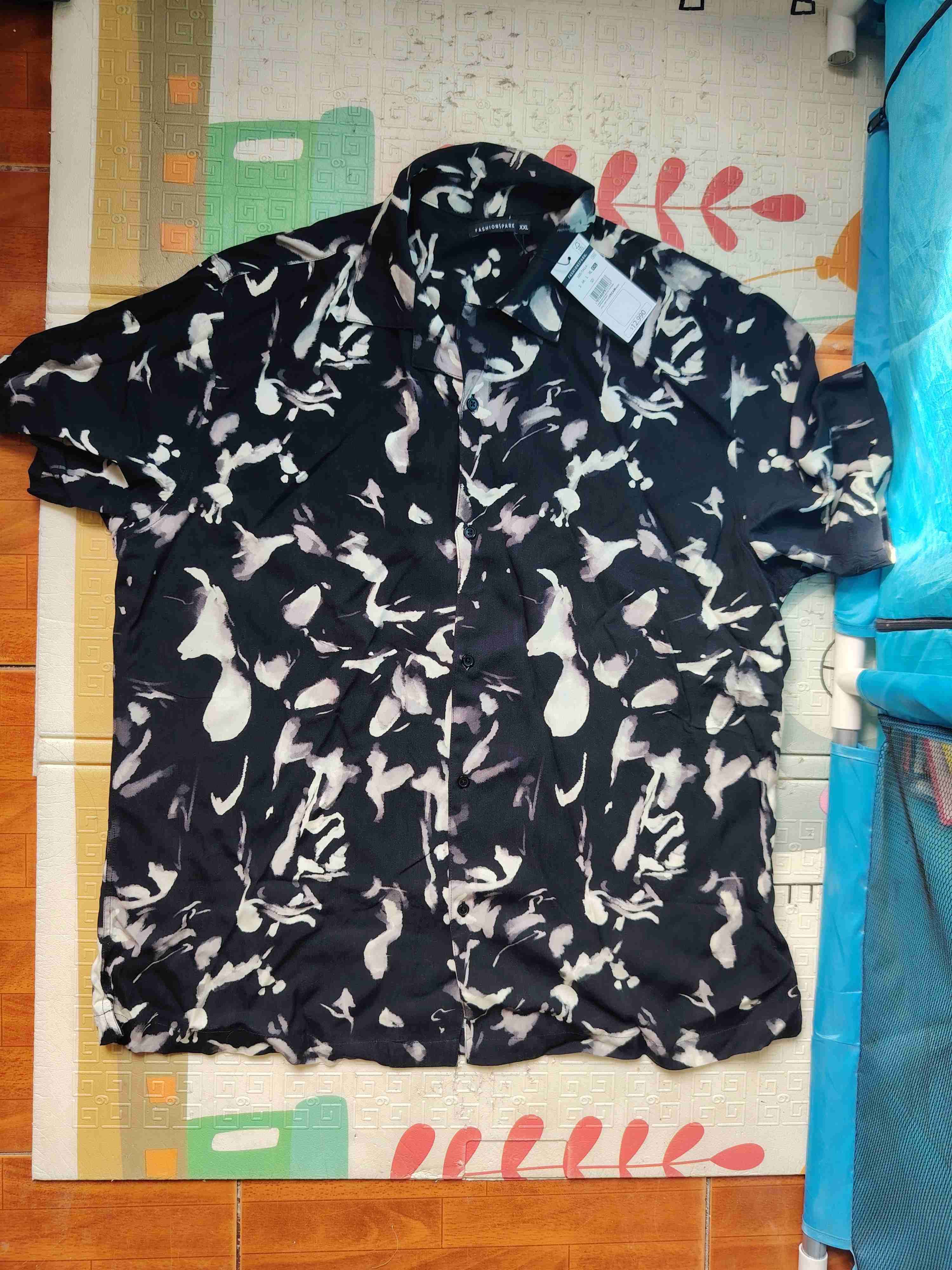 Camisa estampada negra nueva