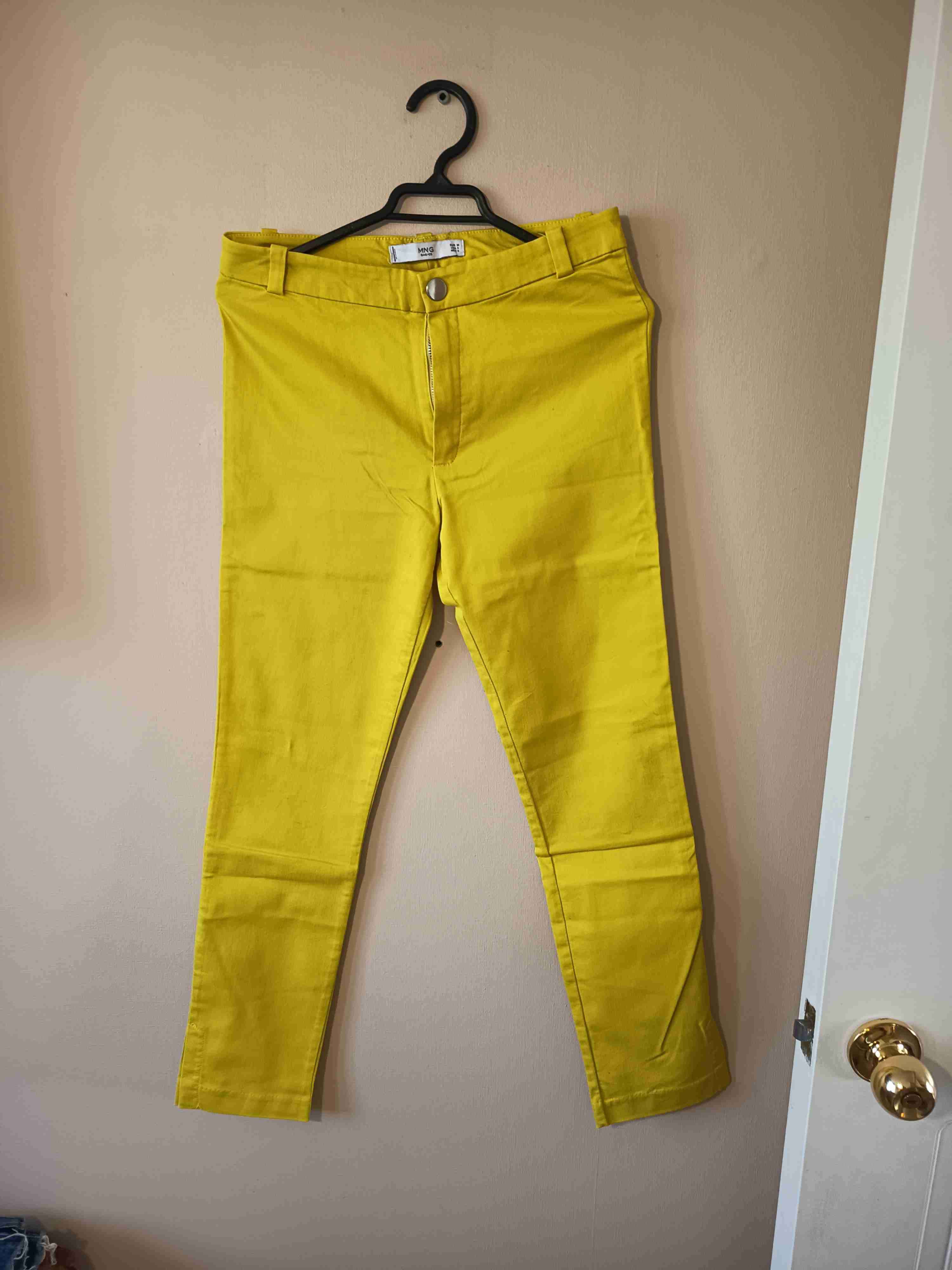 Pantalones amarillos ajustados