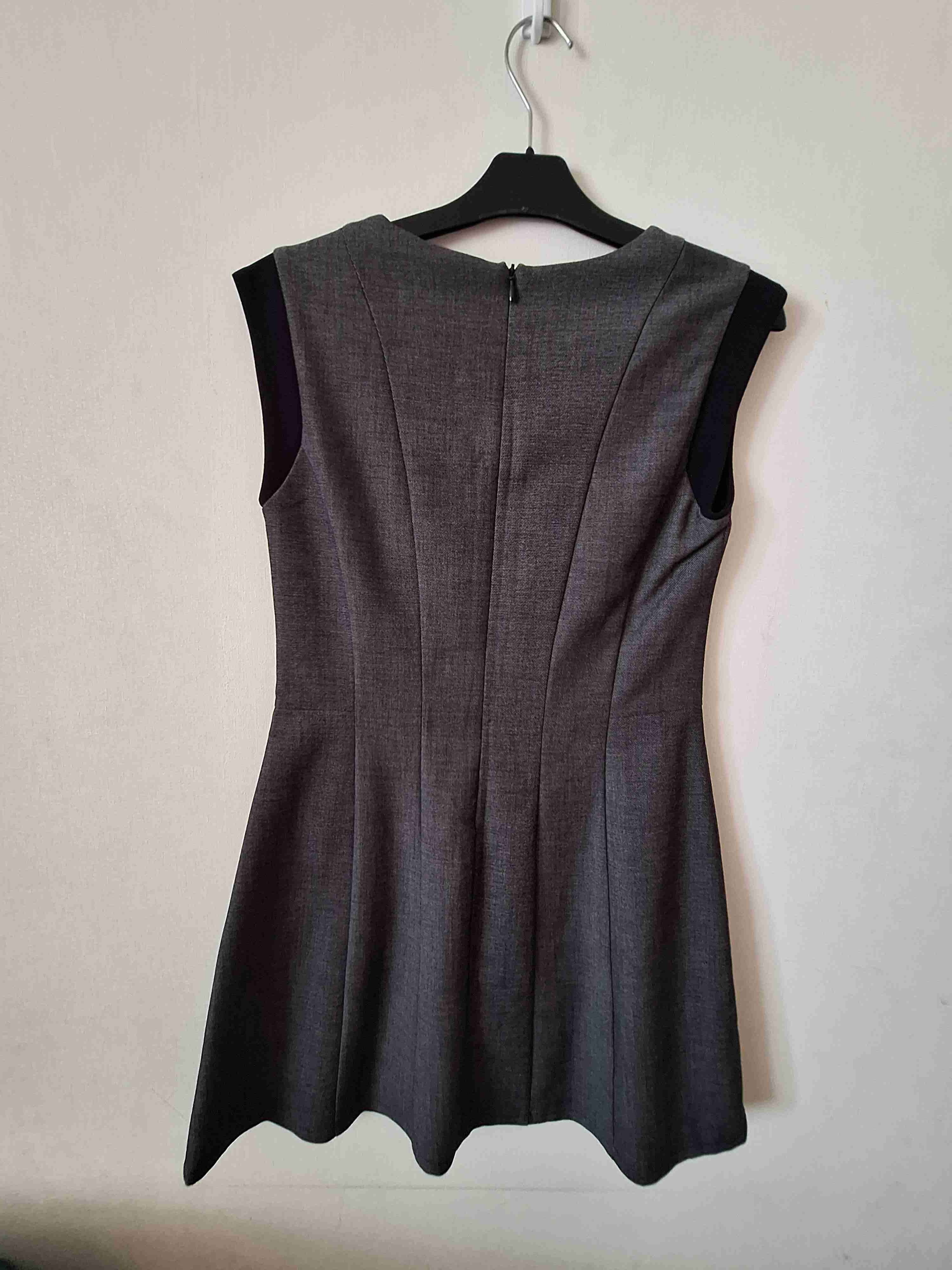 Vestido gris sin mangas - miniatura 2