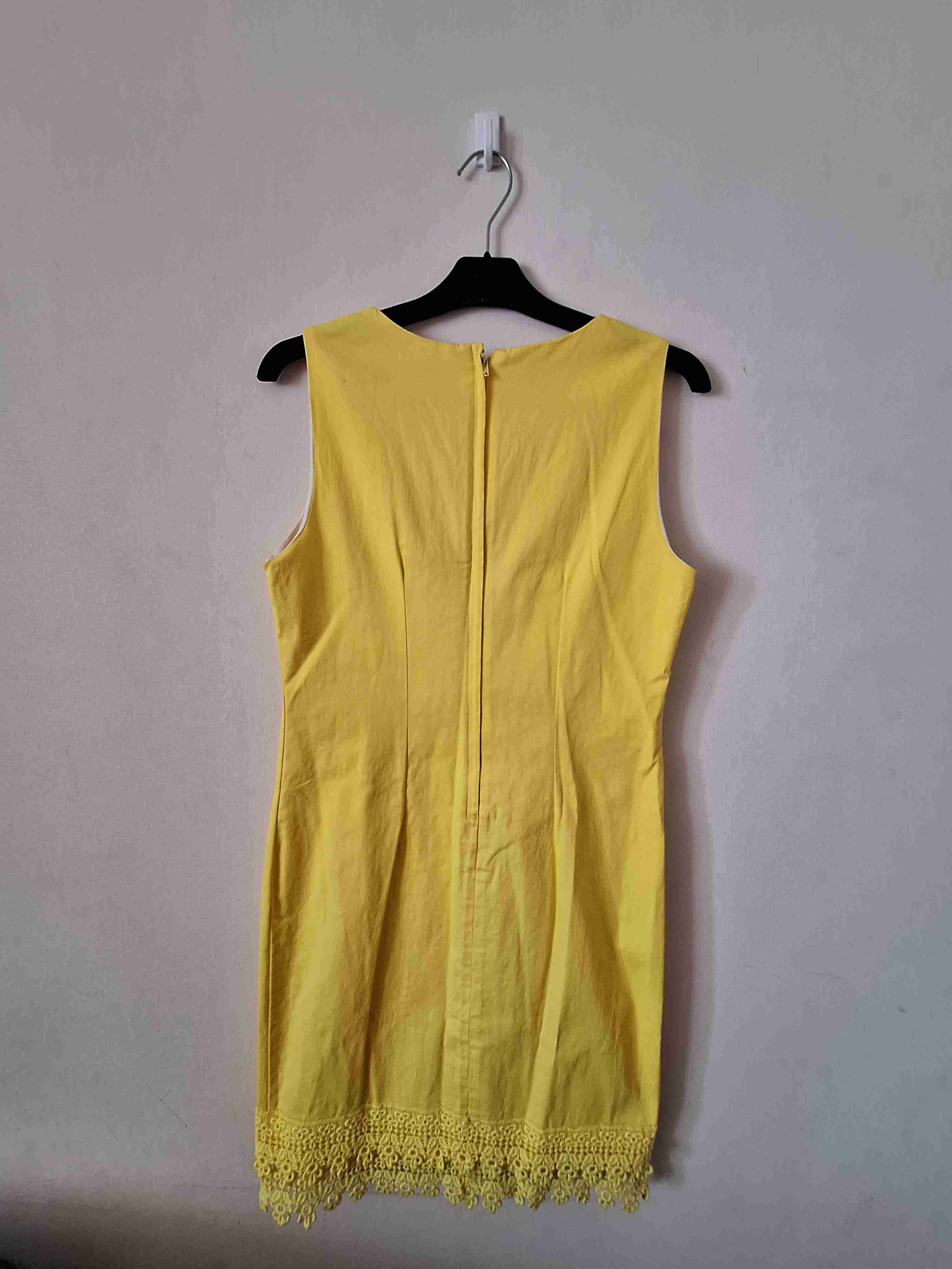 Vestido amarillo con encaje - miniatura 2