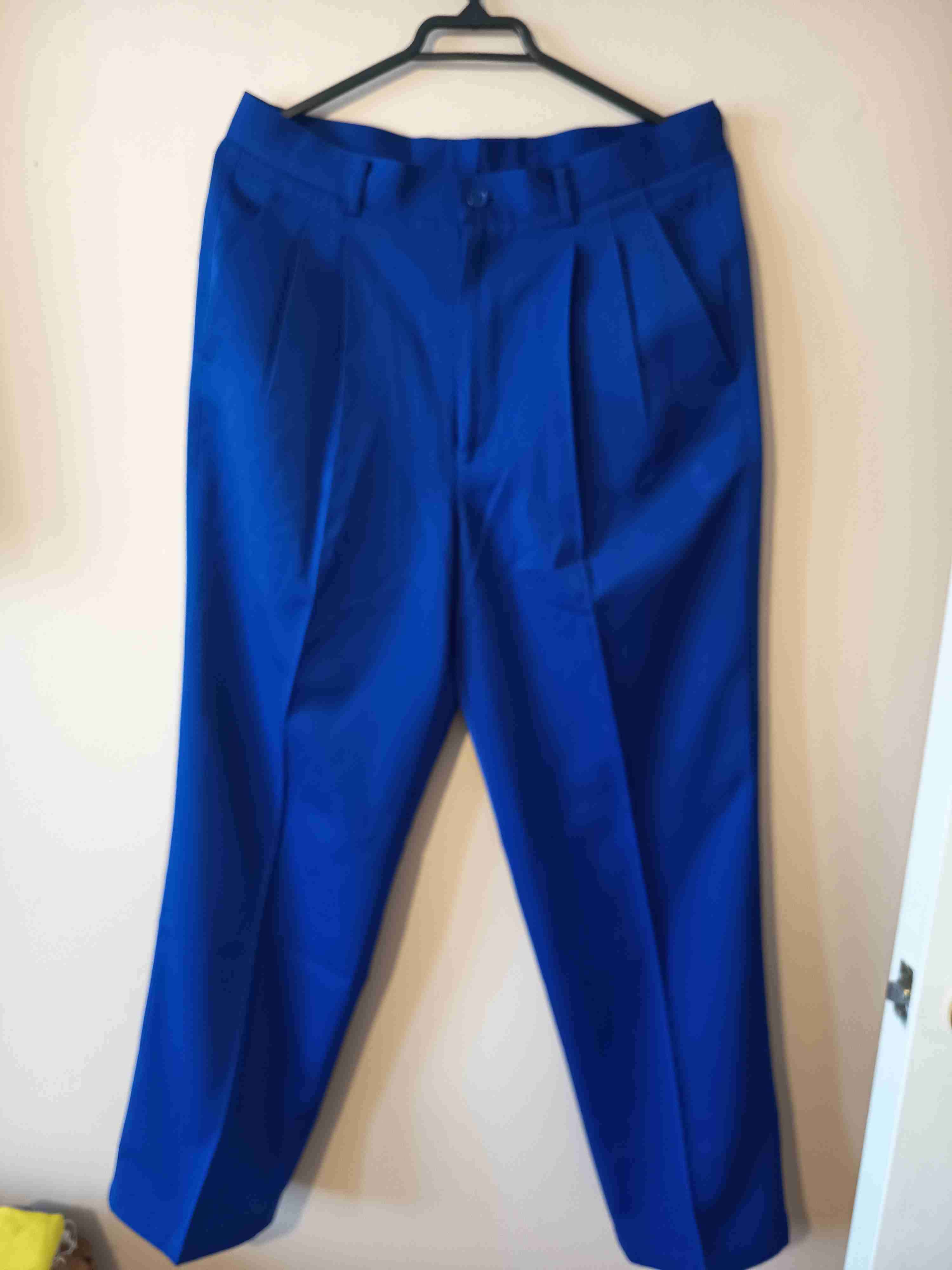 Pantalón azul elegante