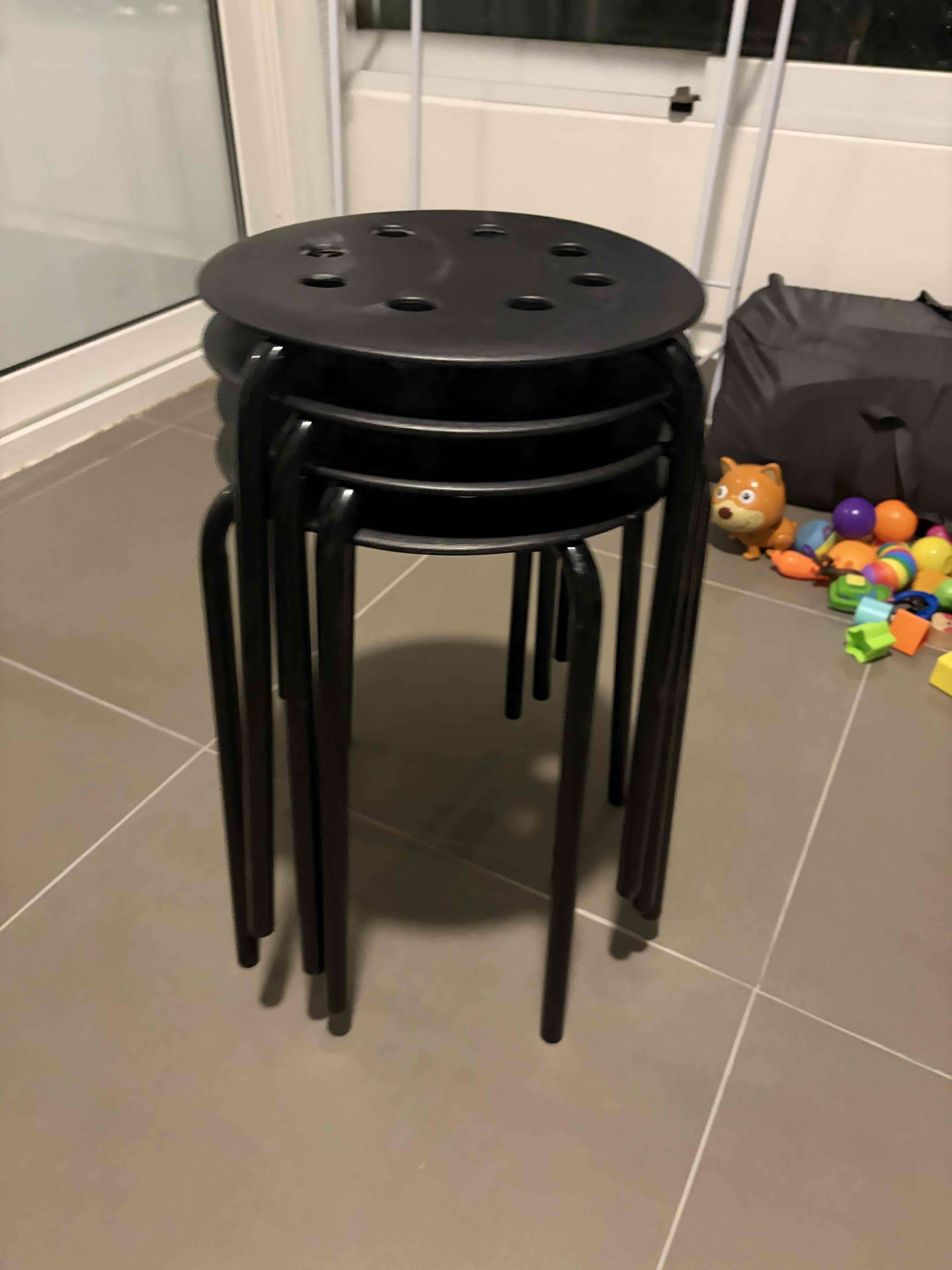 Conjunto de taburetes negros apilables