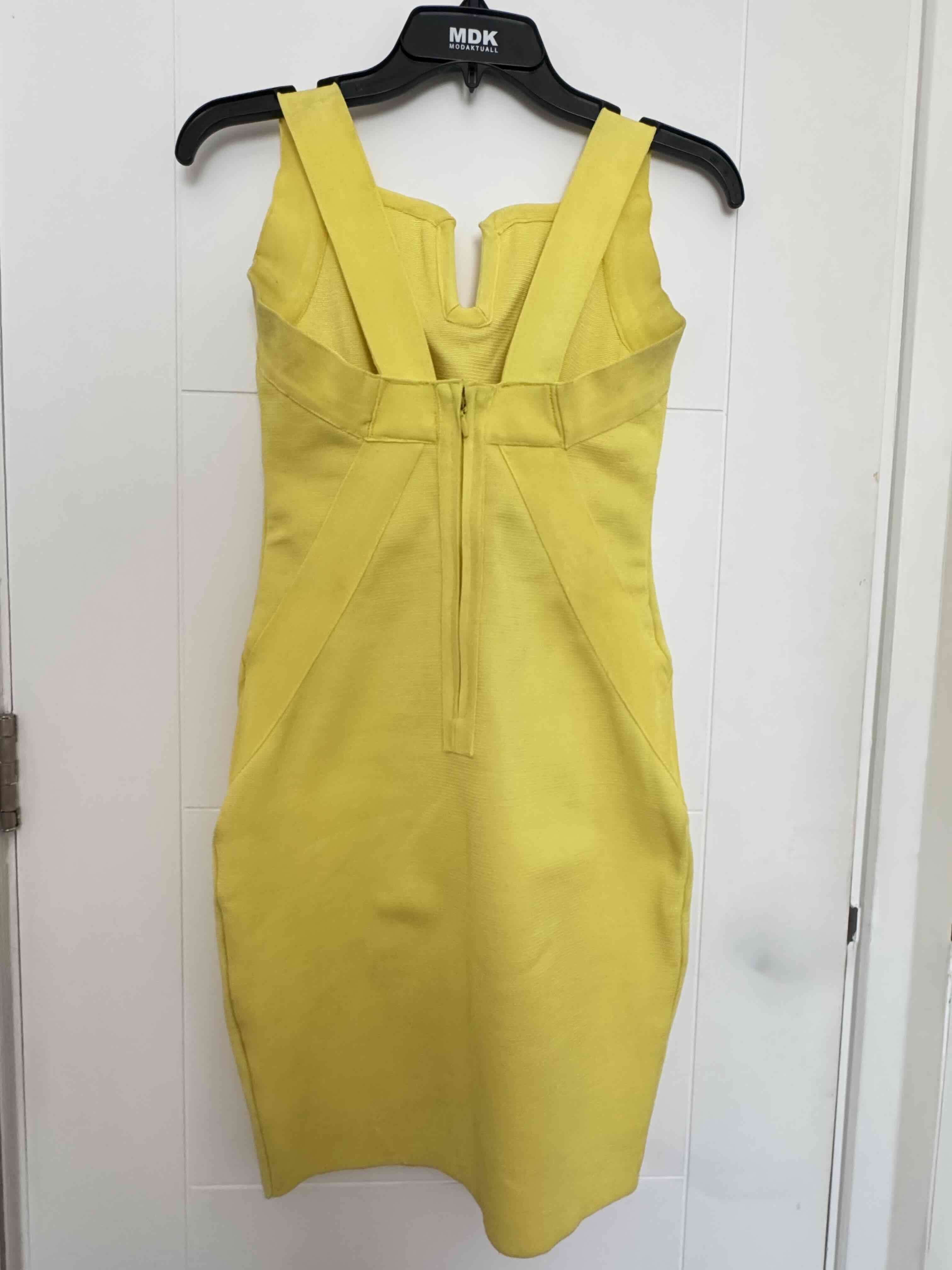 Vestido amarillo sin mangas - miniatura 2