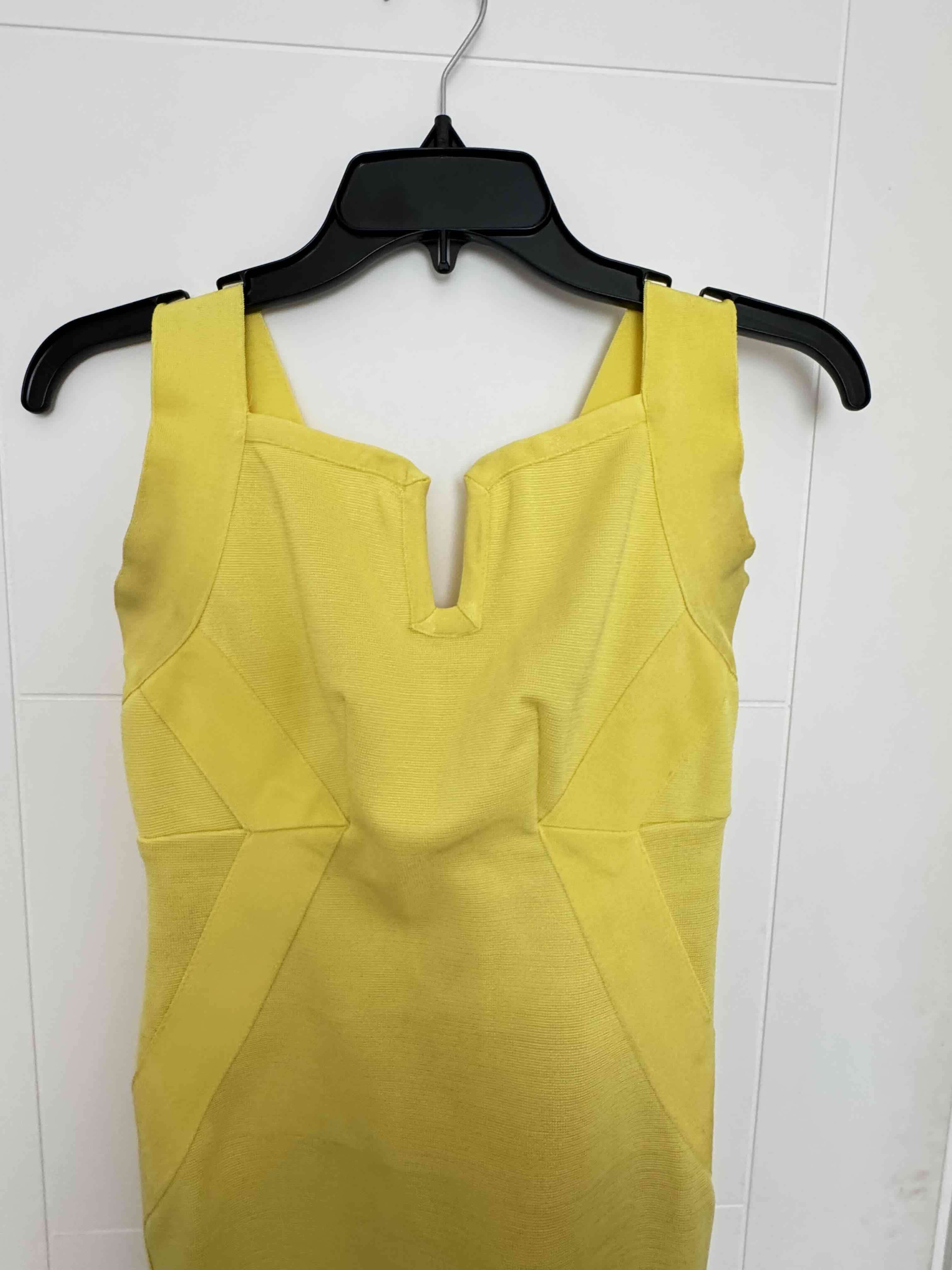 Vestido amarillo sin mangas - miniatura 3