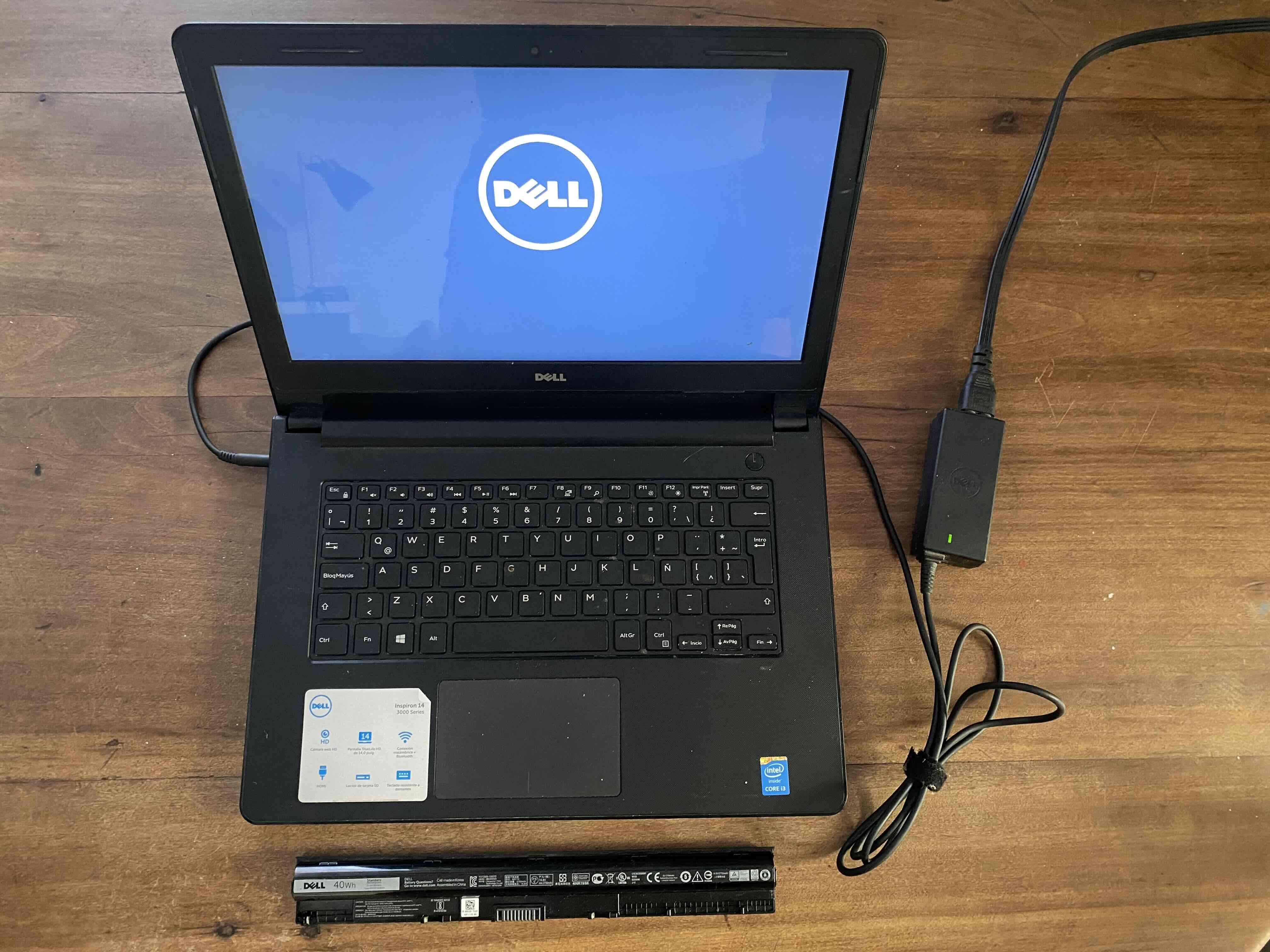 Laptop Dell con cargador (Bateria en mal estado) - miniatura 1