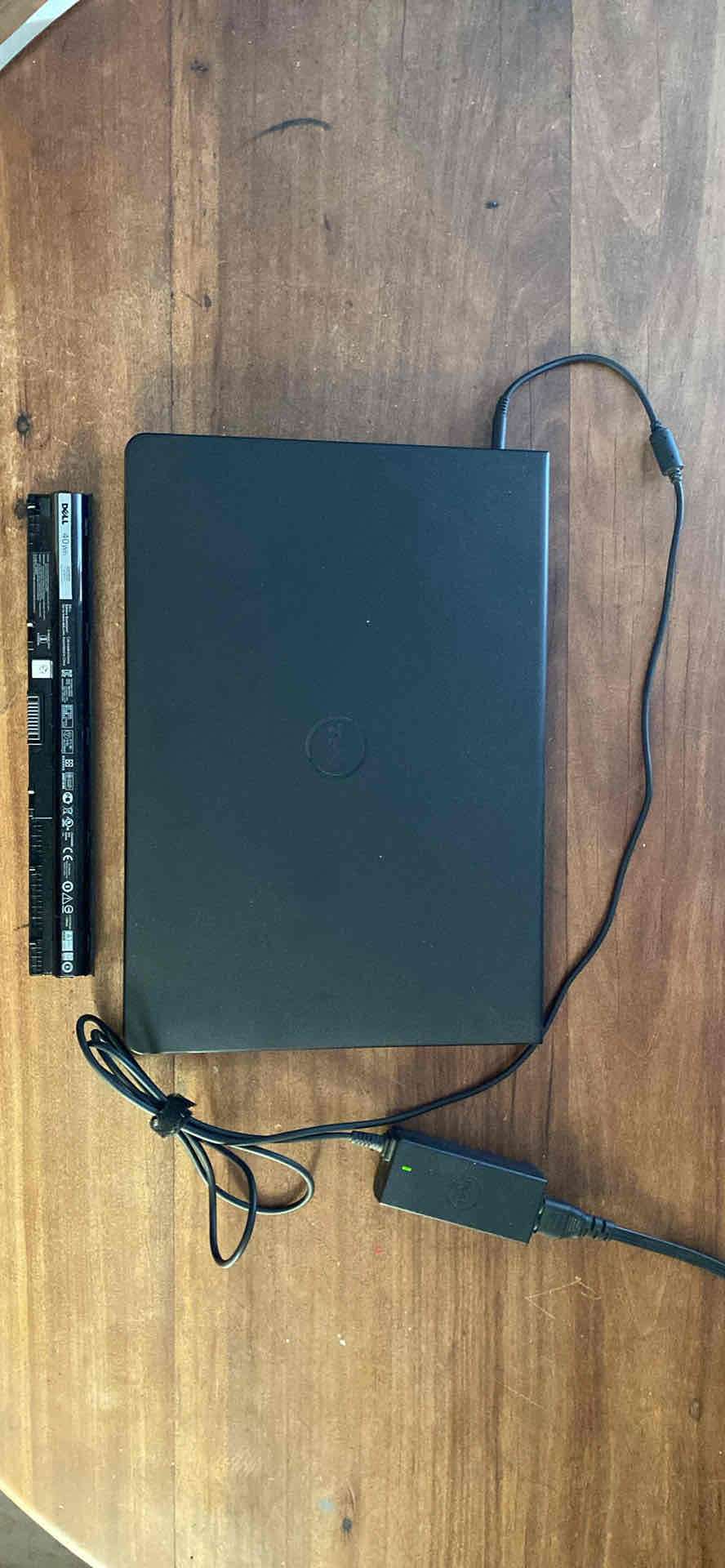 Laptop Dell con cargador (Bateria en mal estado) - miniatura 3