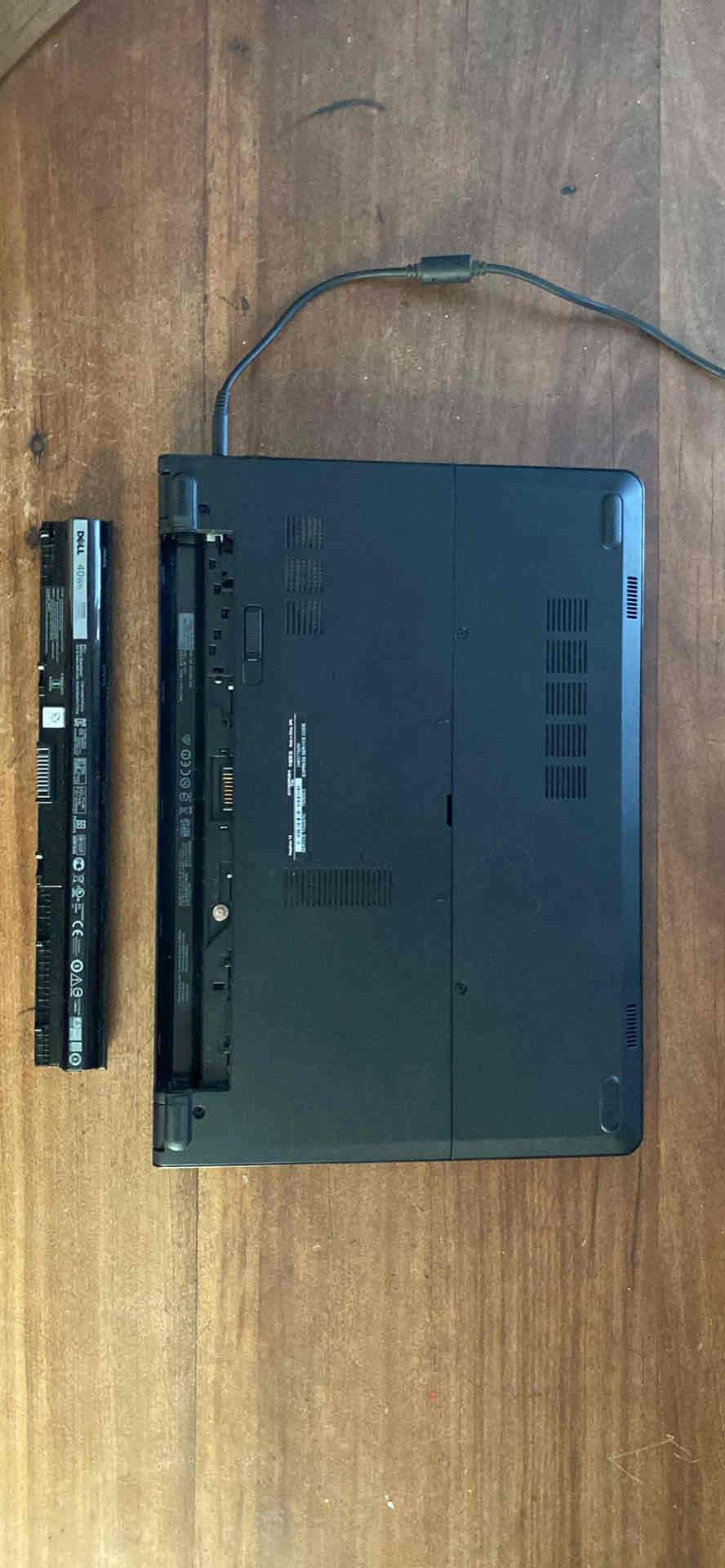 Laptop Dell con cargador (Bateria en mal estado) - miniatura 4