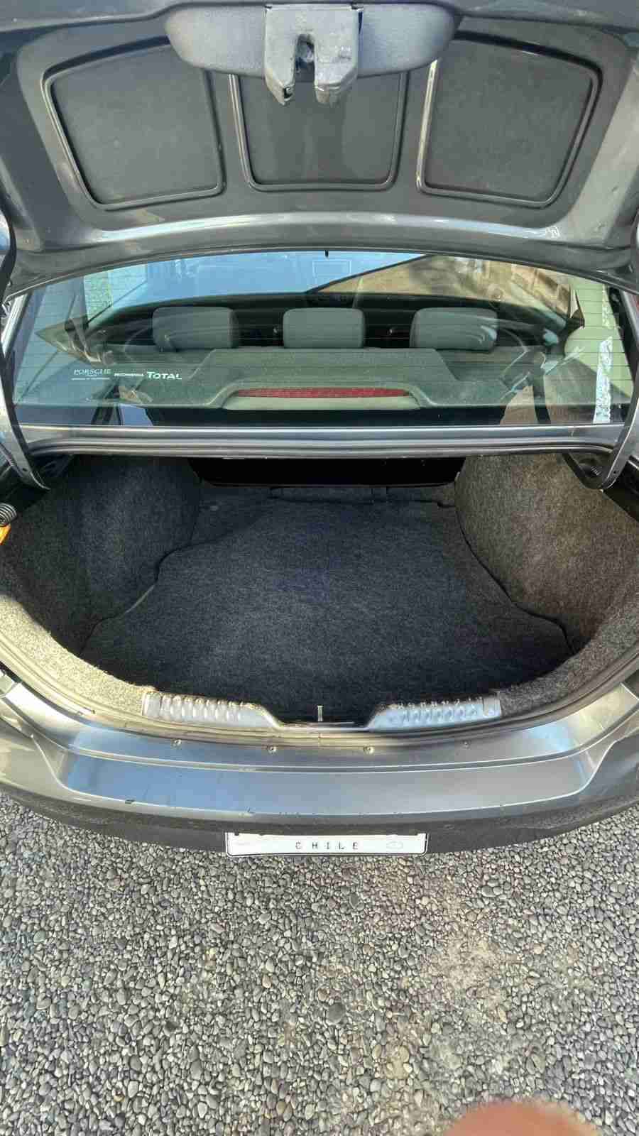 Auto Volkswagen gris en buen estado - miniatura 2