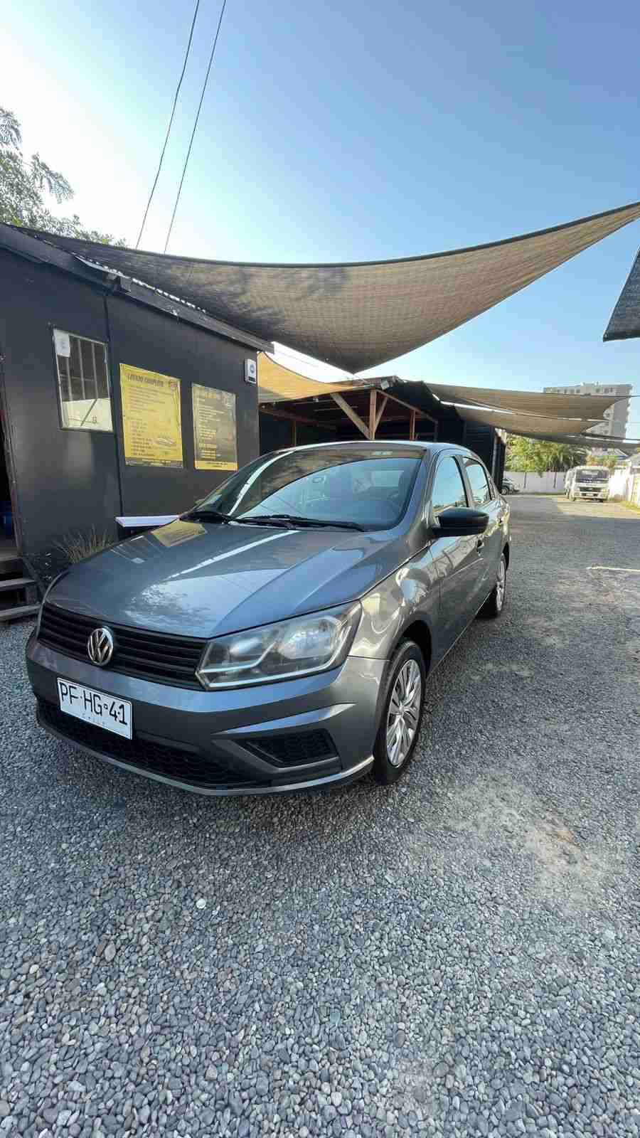 Auto Volkswagen gris en buen estado - miniatura 3