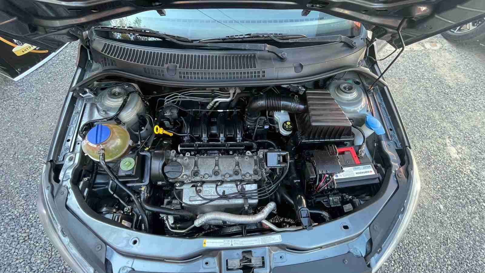 Auto Volkswagen gris en buen estado - miniatura 4