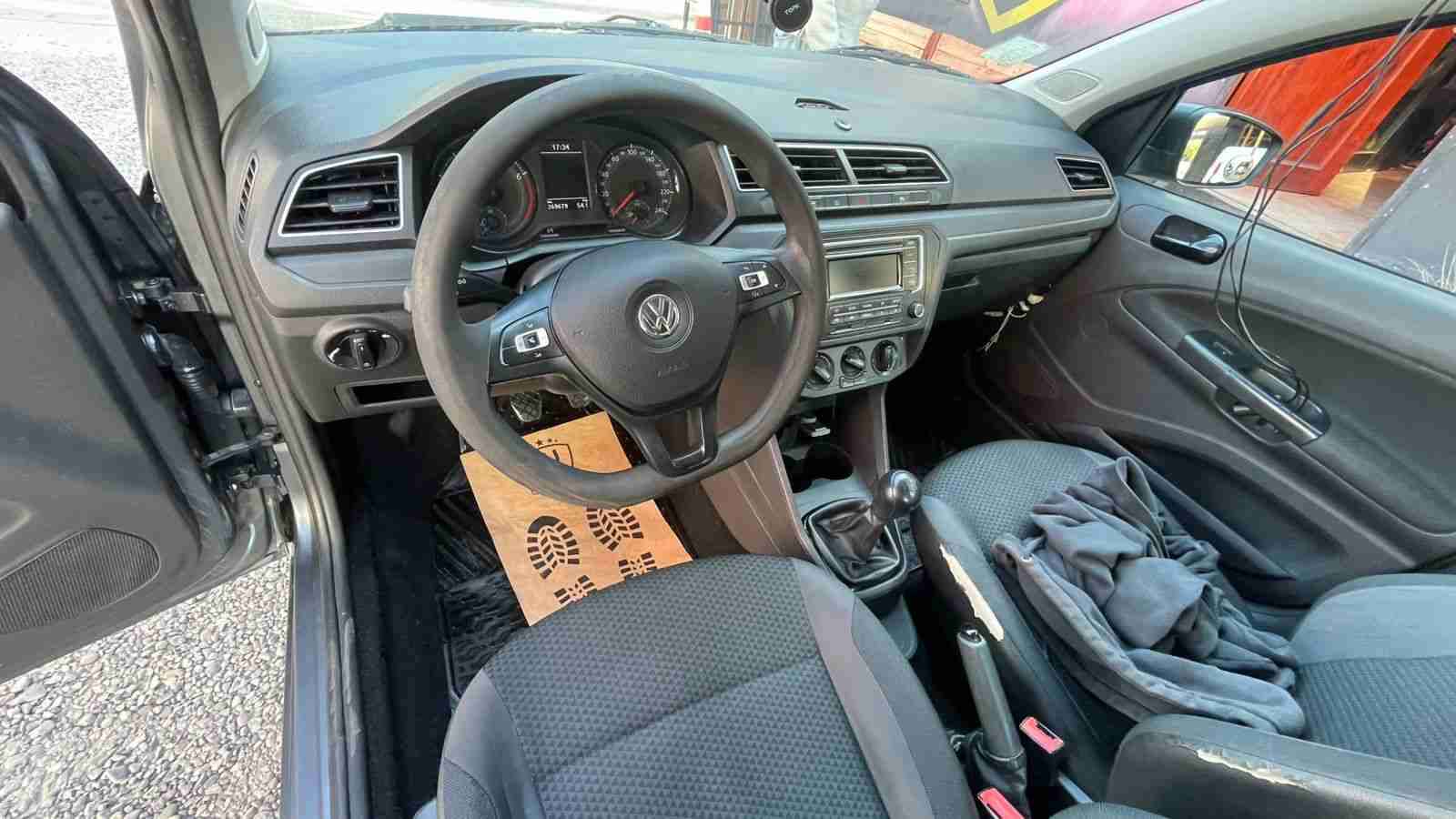 Auto Volkswagen gris en buen estado - miniatura 5