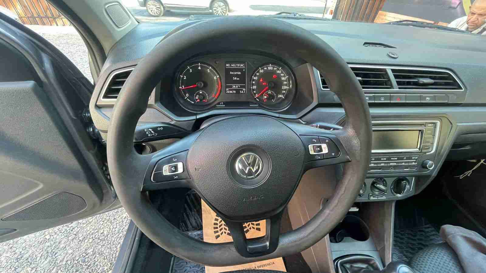 Auto Volkswagen gris en buen estado - miniatura 6